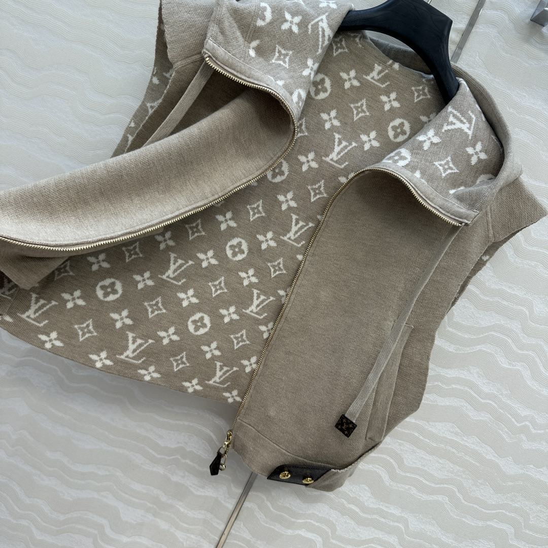 独家首发❤️爆单推荐❤️ L秋冬新品！连帽设计斗篷马甲外套！原版MONOGRAM嵌织图案。定制五金配件，