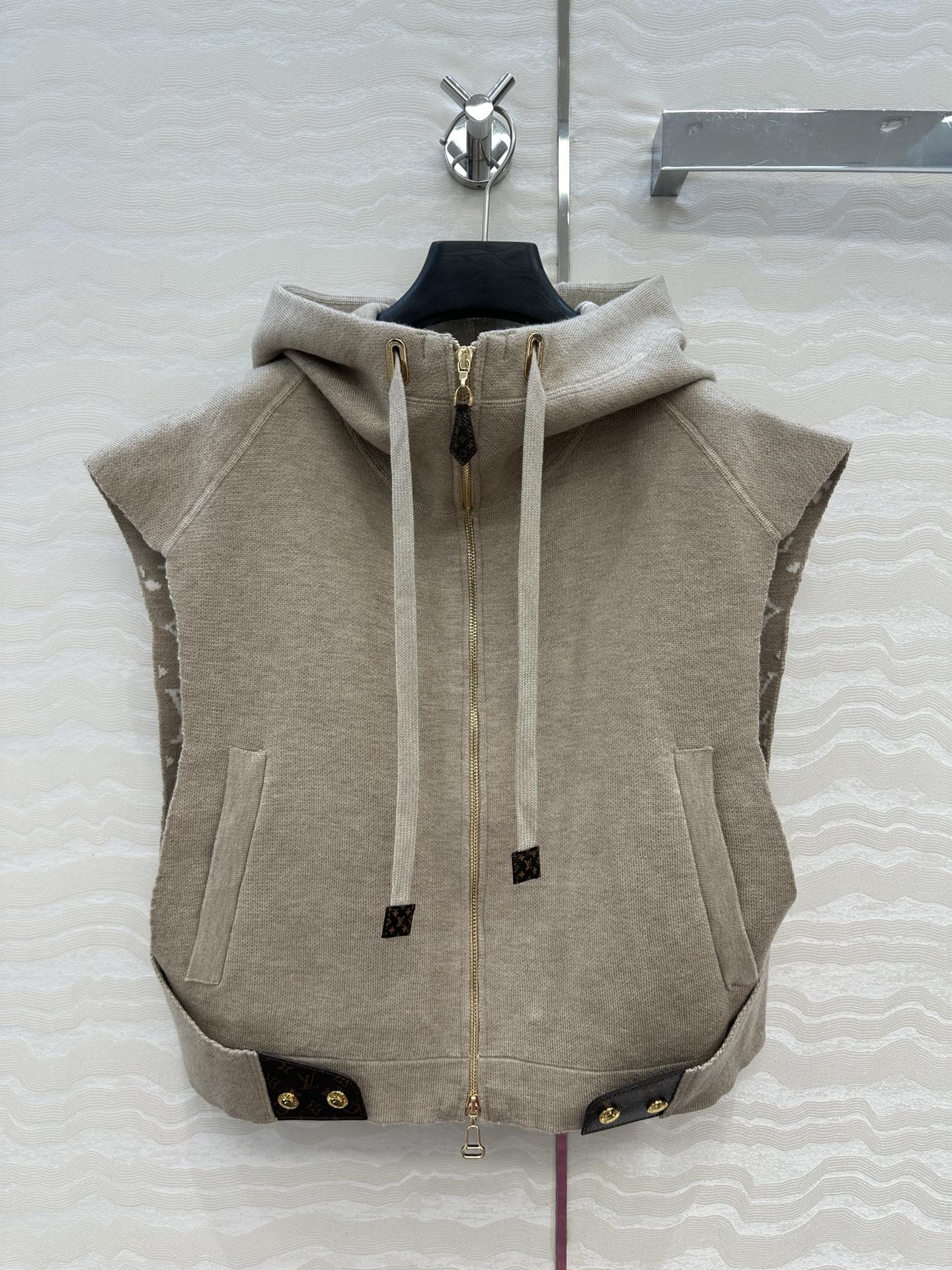 独家首发❤️爆单推荐❤️ L秋冬新品！连帽设计斗篷马甲外套！原版MONOGRAM嵌织图案。定制五金配件，