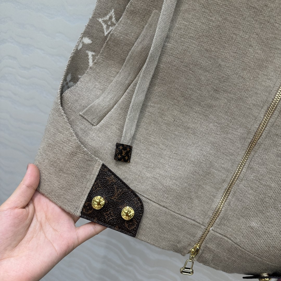 独家首发❤️爆单推荐❤️ L秋冬新品！连帽设计斗篷马甲外套！原版MONOGRAM嵌织图案。定制五金配件，