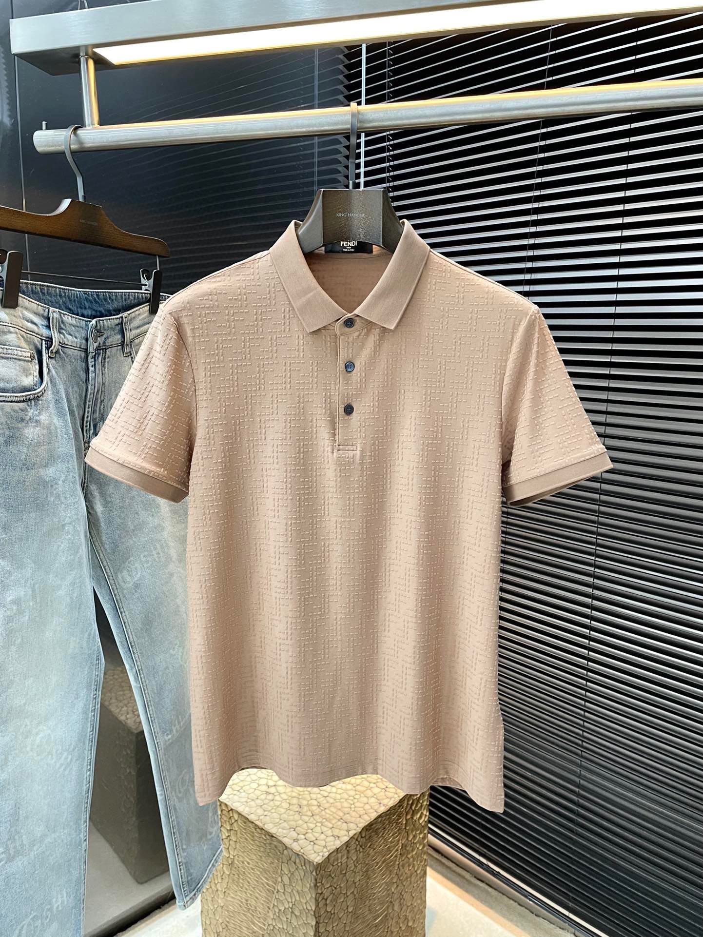NO:510568,P FENDI- (Fendi) The latest POLO short-sleeved sleeves in spring and summer 2025, uses the latest jacquard fabric, which is resistant to washing and not easy to fade, has a soft feel and soft and comfortable composition. Classic design style, special customization, simple cutting method, reflects the extraordinary craftsmanship of workers, and is full of high-end fashion sense!  The style is quite good at casual and versatile. Size M-3XL, fendi, fendi, T-shirt, alexander wang19860909P  FENDI-（芬迪）2025年春夏最新款POLO短袖,采用最新提花面料,耐水洗不易掉色,手感柔软、成分柔软舒适 经典设计风格 特殊定制 简单的裁剪方式拼接,体现出工人不凡的工艺,高端时尚感十足！版型相当赞休闲百搭款.尺码 M-3XL,,fendi,fendi,T-shirt,alexander wang,Men's clothing