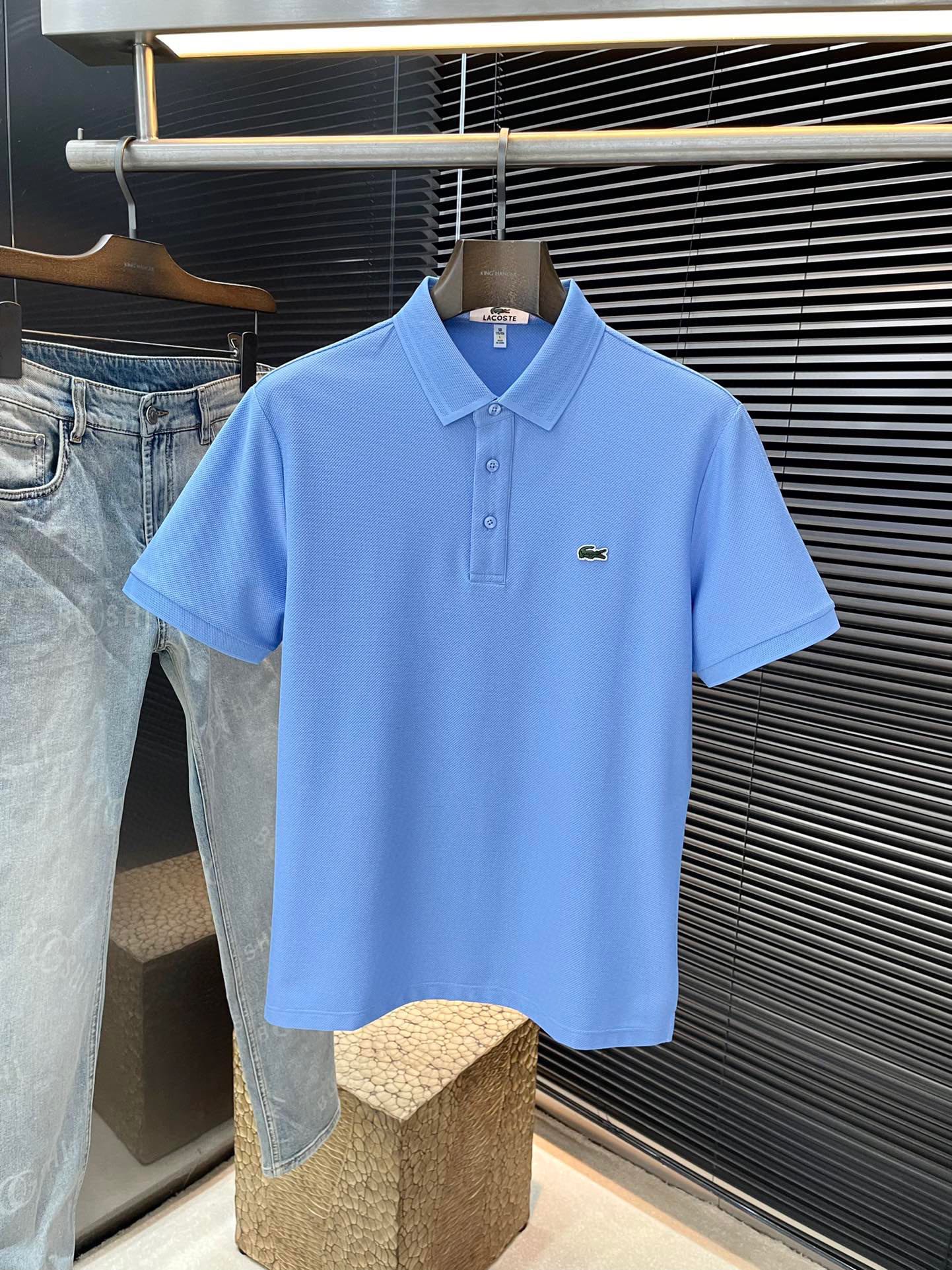 NO:509813,P LACOSTE (Crocodile) has the latest POLO short-sleeved sleeves in spring and summer 2025, using the latest polyester fiber fabric. It has soft touch and soft and comfortable composition. Classic design style. Special customization. Simple cutting and splicing reflects the extraordinary craftsmanship of workers and is full of high-end and fashionable feeling!  The style is quite good and casual and versatile. Size M-3XL, T-shirt, alexander wang19860909P  LACOSTE（鳄鱼）2025春夏最新款POLO短袖,采用最新聚脂纤维面料 手感柔软、成分柔软舒适 经典设计风格 特殊定制 简单的裁剪方式拼接,体现出工人不凡的工艺,高端时尚感十足！版型相当赞休闲百搭款.尺码 M-3XL,,T-shirt,alexander wang,Men's clothing