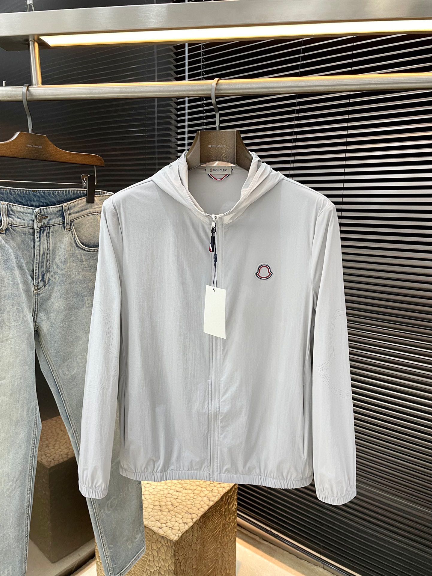 NO:509817,P Moncher- (Shirt) 2025 spring and summer sunscreen jacket, counter quality, quality counter comparison and difference!  Ultra-high crafts sunscreen clothing Latest craftsmanship, breathable and thin, absolutely fashionable and imported nylon fabrics for customers, comfortable and stylish, original LOGO flower punching process, elastic and tightening design of cuffs and hem, excellent upper body size 48-56,,Moncler, jackets & coats,alexander wang19860909P  Moncher-（蒙口）2025春夏季防晒外套,专柜品质 品质专柜对比区别！超高工艺的防晒服 最新工艺面料 透气轻薄 绝对潮流时尚、客供进口锦纶面料 舒适有型 原版LOGO烧花冲孔工艺 袖口与下摆松紧收口设计 上身超赞码数 48-56,,Moncler,jackets & coats,alexander wang,Men's clothing