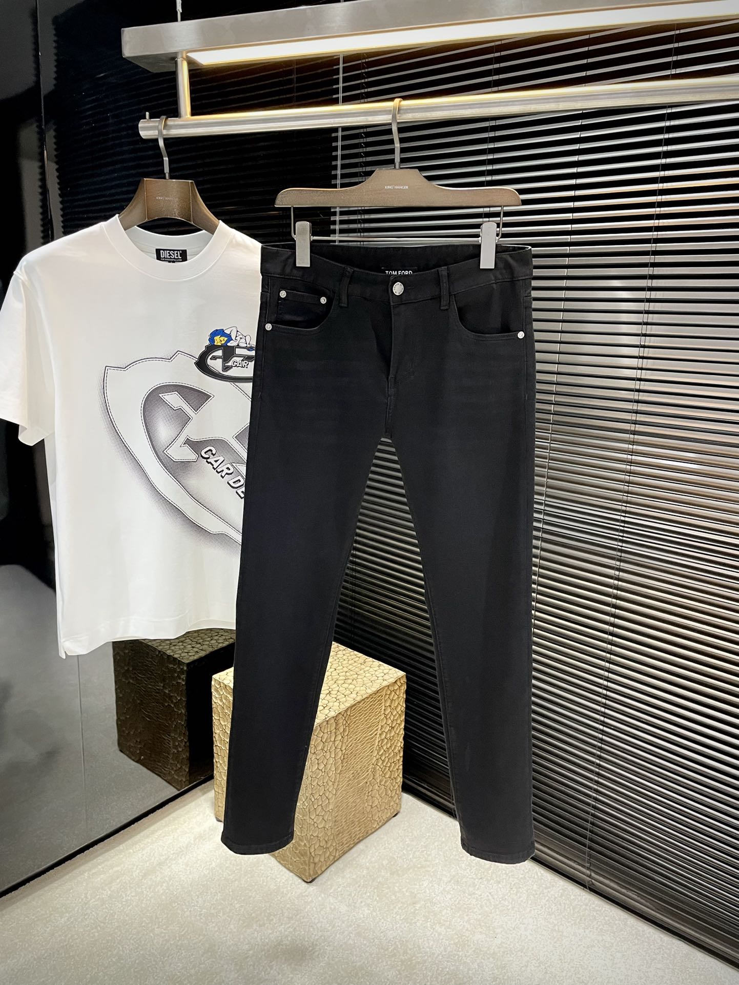 NO:509818,P TOM FORD 2025 spring and summer new jeans imported from Italian haute couture denim fabrics fashionable and casual regular style Micro-stretch fabrics The fabric is comfortable and soft, breaking through the feel of conventional denim fabrics, not stuffy and excellent comfort. It is free and versatile, and it does not deform for a long time. The upper body effect is excellent. The elegant and elegant tailoring, the design is constantly innovating, but it always maintains a noble and elegant style and taste. The charm of fashion. The small straight piece of the style is fashionable. The counter number is 29-36,,tom ford,jeans,alexander wang19860909P  TOM FORD 2025春夏季新款牛仔裤 进口意大利高定牛仔面料 时尚休闲 常规版型 微弹力面料 面料舒适柔软,突破常规牛仔的面料手感,不闷热,舒适感极佳.随意百搭 久洗不变形 上身效果极佳.大方优雅的剪裁,设计不断创新却始终保持着高贵优雅的风格和品位 演绎时尚魅惑 版型小直筒 时尚佳品 专柜码数 29-36,,tom ford,jeans,alexander wang,Men's clothing