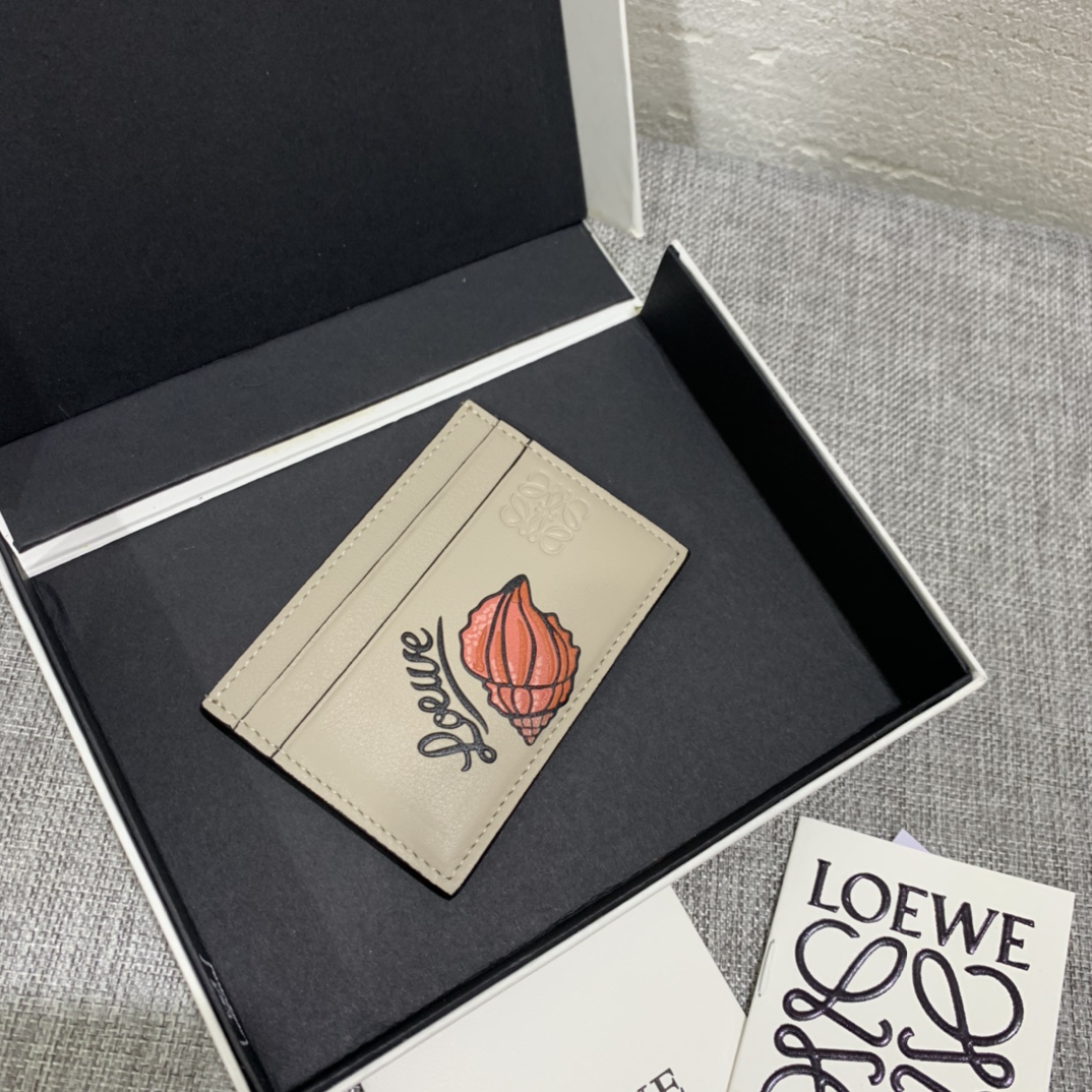 NO:673077,The shell single-piece card holder is made of classic calfskin, using precise cutting technology, and is made of inlay technology. It has four card slots and a middle divider. Style number 3760, size 10*7 (note that the shell pattern is stitched and inlaid, and gaps and skin flakes are normal), Loewe wallet, loewe, wallets, cowhide19860909贝壳单片卡包 选用经典小牛皮,采用精确的切割技术,以镶嵌工艺制成,四个卡位和中间隔层. 款号3760, 尺寸10*7（注意贝壳子母图案是拼接镶嵌的, 有缝隙、 皮屑属于正常现象）,罗意威钱包,loewe,wallets,cowhide,欧美剧