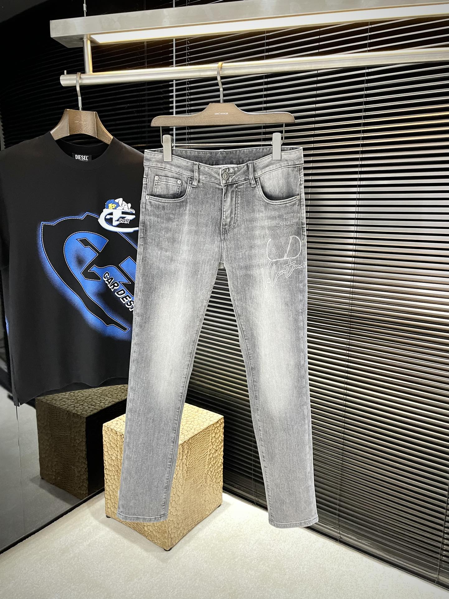 NO:509819,P VLTN- (Valentino) 2025 spring and summer new jeans imported from Italian haute couture denim fabrics fashionable and casual regular style Micro-stretch fabrics The fabric is comfortable and soft, breaking through the feel of conventional denim fabrics, not stuffy, and excellent comfort. It is free and versatile. It is washed for a long time and does not deform. The upper body effect is excellent. The elegant and elegant tailoring, the design is constantly innovating, but it always maintains noble and elegant style and taste. The charm of fashion. The style is small straight, the fashion products. Counter codes 29-38 (37), valentino, jeans, alexander wang19860909P  VLTN-（华伦天奴）2025春夏季新款牛仔裤 进口意大利高定牛仔面料 时尚休闲 常规版型 微弹力面料 面料舒适柔软,突破常规牛仔的面料手感,不闷热,舒适感极佳.随意百搭 久洗不变形 上身效果极佳.大方优雅的剪裁,设计不断创新却始终保持着高贵优雅的风格和品位 演绎时尚魅惑 版型小直筒 时尚佳品 专柜码数 29-38（37）,,valentino,jeans,alexander wang,Men's clothing