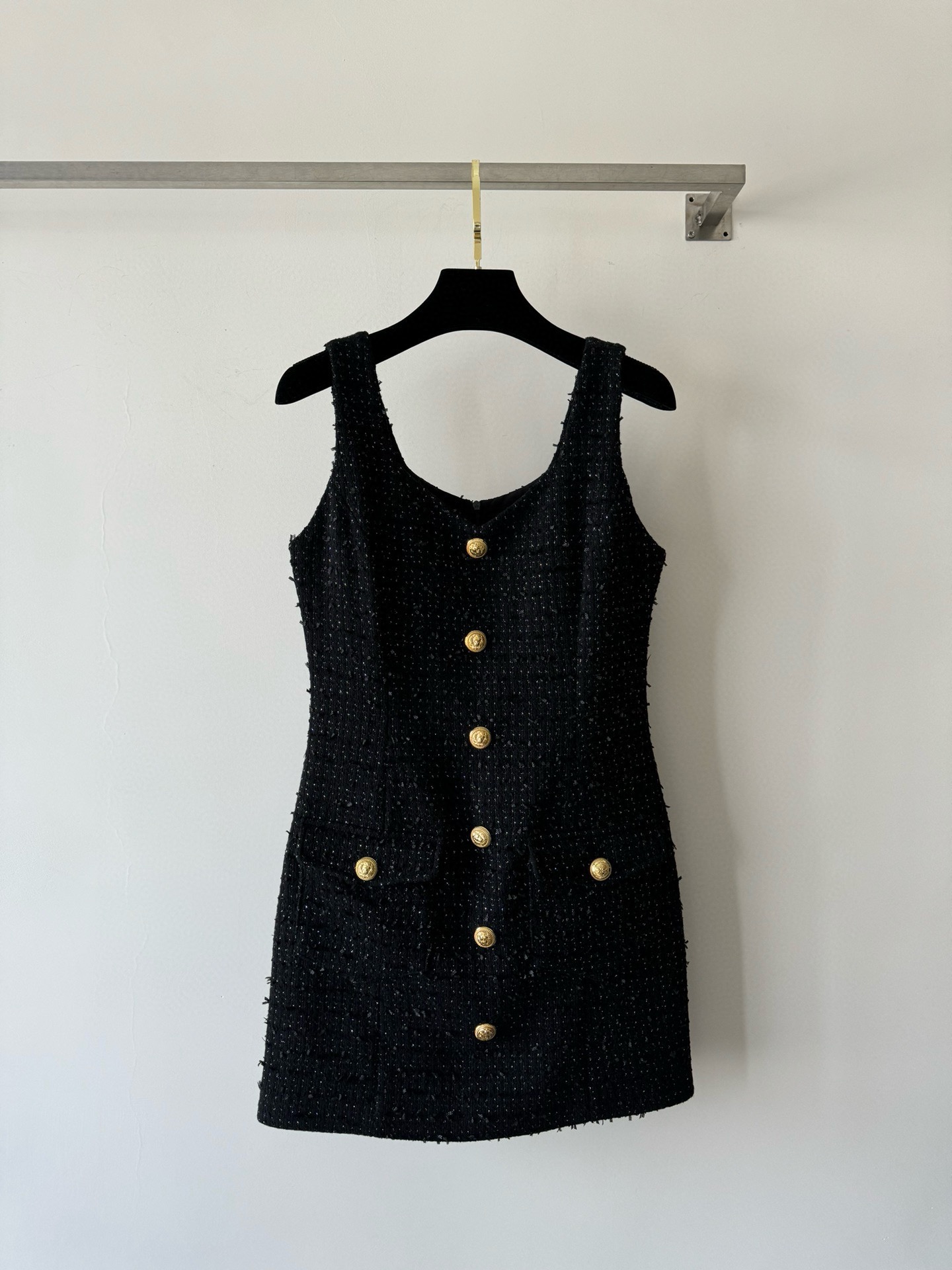 NO:458506,BALMA*25FW new style. The neckline design perfectly outlines the collarbone lines of the neck. The waist tightens the waist to highlight the waistline. The upper body has a great effect. The tweed fabric and customized metal buckles highlight the high-end temperament of the famous lady SML-, balmain, alexander wang19860909BALMA*25FW新款 领口的设计完美的勾勒出脖子锁骨线条 腰间收紧突出腰线条 上身效果超赞 粗呢面料和定制的金属扣 突显名媛气质高级感SML-,,balmain,alexander wang,Women's clothing