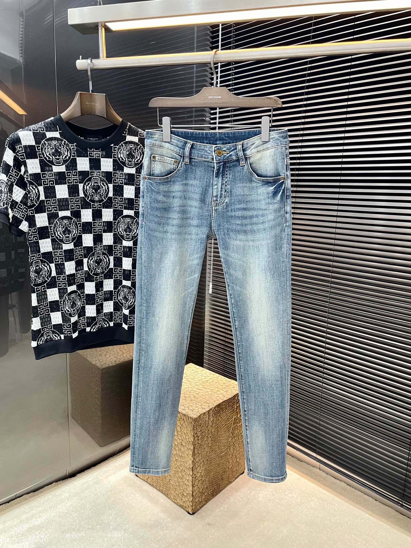 NO:509820,P Saint Laurent (Saint Laurent) 2025 spring and summer new style jeans imported from Italian haute couture denim fabrics fashionable and casual regular style Micro-stretch fabrics The fabric is comfortable and soft, breaking through the feel of conventional denim fabrics, not stuffy, and excellent comfort. It is free and versatile. It is washed for a long time and does not deform. The upper body effect is excellent. The elegant and elegant tailoring, the design is constantly innovating, but it always maintains noble and elegant style and taste. The charm of fashion. The small straight piece of the style is fashionable. The counter number is 29-38 (37),,saint laurent,saint laurent,jeans,alexander wang19860909P  Saint Laurent（圣罗兰）2025春夏季新款牛仔裤 进口意大利高定牛仔面料 时尚休闲 常规版型 微弹力面料 面料舒适柔软,突破常规牛仔的面料手感,不闷热,舒适感极佳.随意百搭 久洗不变形 上身效果极佳.大方优雅的剪裁,设计不断创新却始终保持着高贵优雅的风格和品位 演绎时尚魅惑 版型小直筒 时尚佳品 专柜码数 29-38（37）,,saint laurent,saint laurent,jeans,alexander wang,Men's clothing