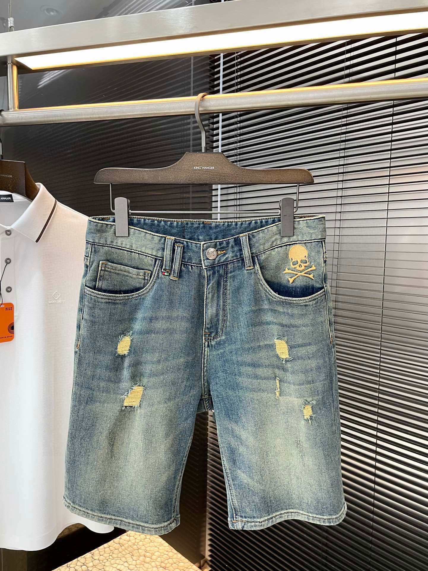 NO:509807,P MQ-(McQueen) 2025 new denim shorts imported denim cotton denim fabric, beautiful color, fashionable and casual casual style, micro-stretch fabric, casual and versatile, long-term washing, no deformation, excellent upper body effect. The elegant and elegant tailoring, constantly innovating design, always maintaining noble and elegant style and taste, interpreting fashion charm, fashion products, counter code number 29-38,,alexander mcqueen, shorts,alexander wang19860909P  MQ-（麦昆） 2025新款牛仔短裤 进口丹宁纯棉牛仔面料 色泽靓丽,时尚休闲 休闲版型 微弹力面料 随意百搭 久洗不变形 上身效果极佳.大方优雅的剪裁,设计不断创新却始终保持着高贵优雅的风格和品位 演绎时尚魅惑 时尚佳品 专柜码数 29-38,,alexander mcqueen,shorts,alexander wang,Men's clothing