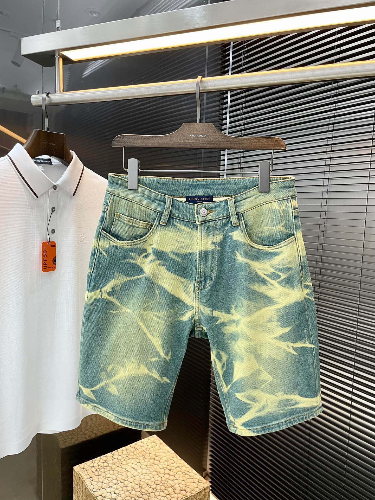 NO:509810,P LOUIS VUIT 2025 new denim shorts imported denim cotton denim fabric beautiful color, fashionable and casual casual style, micro-stretch fabric, casual and versatile, long-lasting washing without deformation, excellent upper body effect. The elegant and elegant tailoring, constantly innovative design, always maintains noble and elegant style and taste, interpreting fashion charm, fashion products, counter code number 29-38,,louis vuitton,louis vuitton, shorts,alexander wang19860909P  LOUIS VUIT（路易）2025新款牛仔短裤 进口丹宁纯棉牛仔面料 色泽靓丽,时尚休闲 休闲版型 微弹力面料 随意百搭 久洗不变形 上身效果极佳.大方优雅的剪裁,设计不断创新却始终保持着高贵优雅的风格和品位 演绎时尚魅惑 时尚佳品 专柜码数 29-38,,louis vuitton,louis vuitton,shorts,alexander wang,Men's clothing