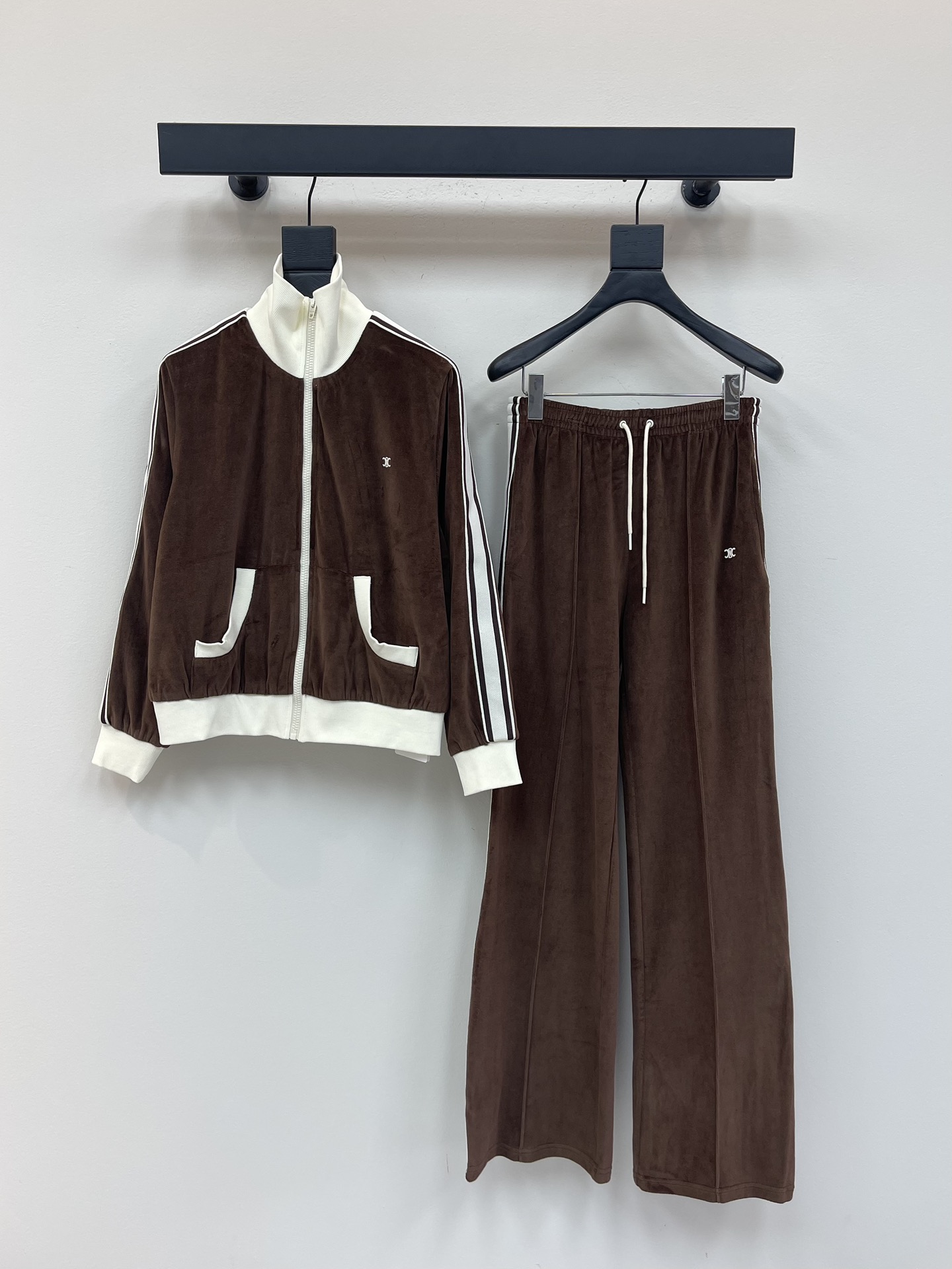 NO:458202,Exterior Celine*25 early autumn new velvet casual jacket trousers set Customized YB imported velvet material Gloss and comfortable High-quality Lapel zipper casual jacket webbing trousers set Full-body brown velvet Reflective gloss brightly matched with leader hem webbing Slack and high-end Arc de Triomphe logo on chest Matched with drawstring wide-leg trousers Detailed texture design echoes easily and becomes the visual focus. Complete sets of matches show more temperament. Lazy and fashionable outfit SML, celine, jackets & coats, alexander wang19860909外 长Celine*25早秋新款丝绒休闲外套长裤套装 定制YB进口丝绒材质 光泽舒适 品相高级 翻领拉链休闲外套织带长裤套装 通体棕色系丝绒 反光光泽度亮眼 配上领袖口下摆织带 松弛高级 胸前凯旋门徽标 搭配抽绳织带阔腿长裤 细节质感设计呼应 轻松成为视觉焦点 成套搭配更显气质 穿搭慵懒时髦 SML,,celine,jackets & coats,alexander wang,Women's clothing