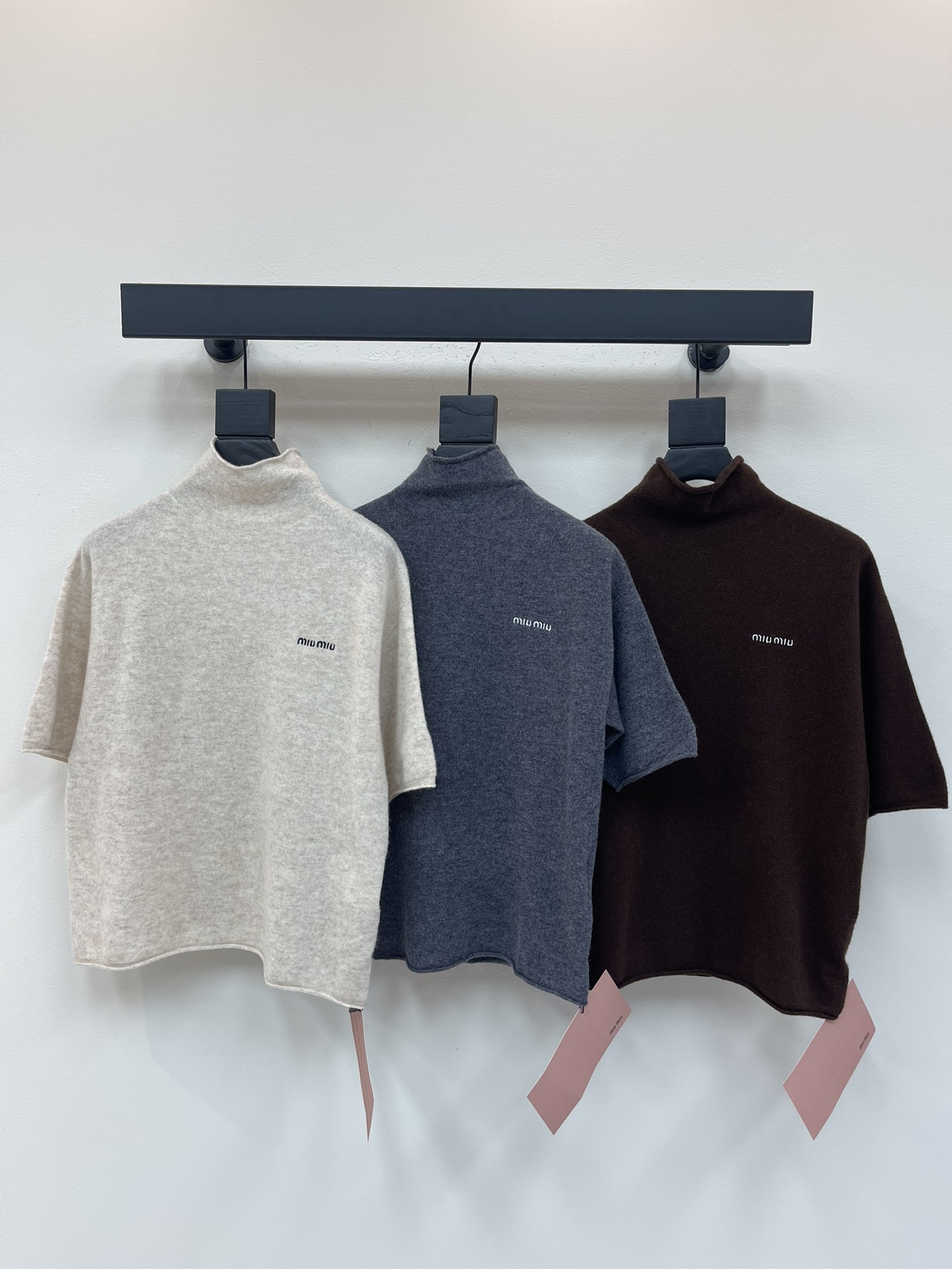 NO:458182,Miumi*25 early autumn new turtleneck knitted short sleeves!  Customized wool yarn material, delicate texture, soft and comfortable, turtleneck knitted short-sleeved cut, vertical knitted texture, matched with elastic fabric, fit the body, make it look slimmer and curvy, and the chest is decorated with letter logos to show brand tone. The versatile style does not pick the age-based skin tone. Matched with skirts and pants, suitable for age-reducing fashionable and retro style!  SML, miumiu, skirts, T-shirt, alexander wang19860909Miumi*25早秋新款高领针织短袖！定制羊毛纱线材质 细腻肌理 柔软舒适 高领针织短袖裁剪 通体竖条针织纹理 搭配弹性十足的面料 贴合身型更显瘦显曲线美 胸前饰以字母徽标装饰 展示品牌调性 百搭款式不挑年龄肤色 搭配裙装裤装 适配减龄时髦复古风格！SML,,miumiu,skirts,T-shirt,alexander wang,Women's clothing