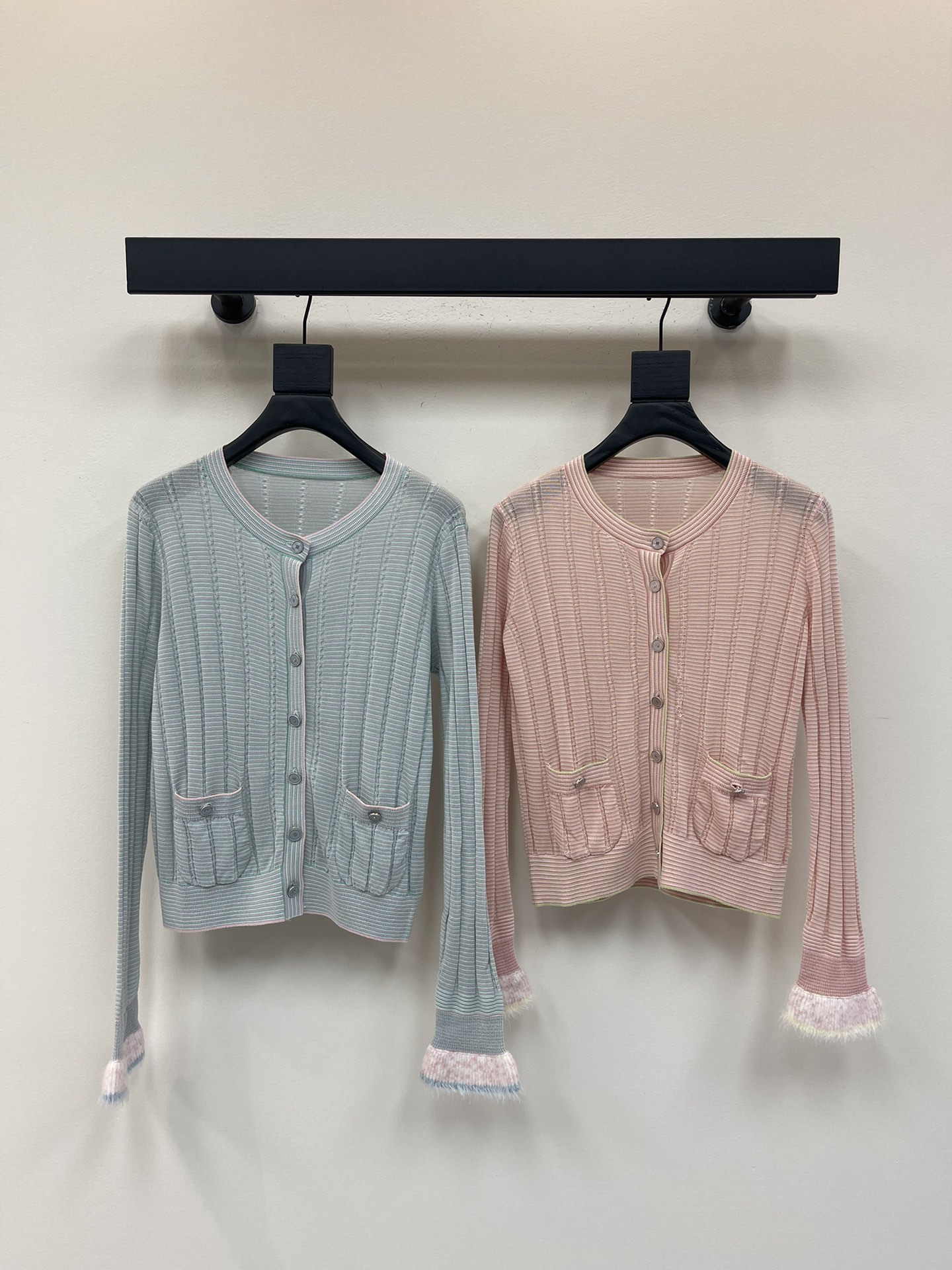 NO:458192,CHANE*25 early autumn new striped knitted cardigan!  Customized wool yarn woven, soft and skin-friendly, comfortable and stylish, round neck long-sleeved cardigan style, the neckline extends to the hem of the front closure, with striped crochet, elastic adjustment, skin-exposed, beautify the head and shoulder ratio, make the large body concave and convex texture creates a visual stripe, strong retro style, tighten the cuffs in a trumpet shape and expand outward, full design sense, double C enamel buckles show taste, loose fitting to accommodate the figure, playful and age-reducing, and easy to control during daily travel or party!  SML, chanel,alexander wang19860909CHANE*25早秋新款条纹针织开衫！定制羊毛纱线织造 柔软亲肤 舒适有型 圆领长袖开衫版型 领口延伸至前襟下摆以条纹钩针包边 弹性调节恰当露肤 美化头肩比例更显瘦 大身凹凸纹理打造视觉条纹感 复古风格强烈 袖口以喇叭状收紧再外扩 设计感十足 双C珐琅扣彰显品味 宽松版型包容身材 俏皮减龄显白 日常出行或聚会轻松驾驭！SML,,chanel,alexander wang,Women's clothing