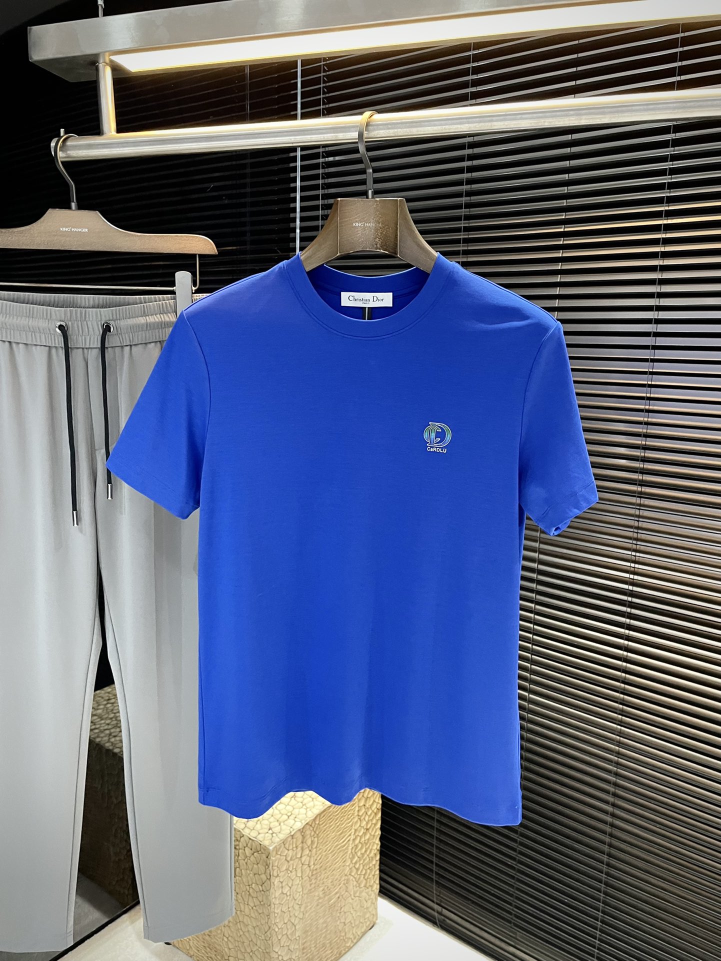 NO:509814,P Dior- (Dior) series VIP high-end customization 2025 spring and summer new short-sleeved style versatile styles anyone can easily control. Fully customized fabrics, high-quality double-sided silk soft cotton fabric. The fabric feels soft and the upper body is comfortable and soft. The simple style is very classy, ​​simple and unique, and the style is very exquisite. The cut is very exquisite, showing the aura, and it will highlight the exquisiteness of business men!  Size M-3XL,,dior,dior,T-shirt,alexander wang19860909P  Dior-（迪奥）系列 VIP高级定制 2025春夏季新款短袖 百搭款式 任何人都可以轻松驾驭 面料全订制 高定一等品双面丝柔棉面料 面料手感柔软,上身舒适柔软 简约的款式非常显档次,简约个性时尚,版型剪裁非常精致,显气场,又会凸显商务男士的精致！尺码 M-3XL,,dior,dior,T-shirt,alexander wang,Men's clothing