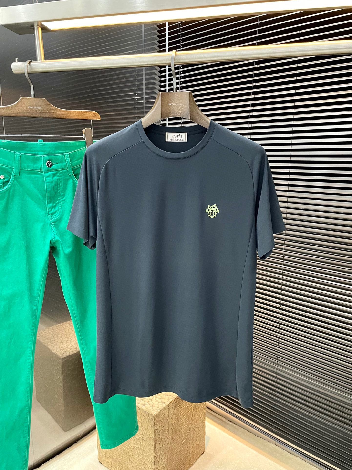 NO:509816,P HERMES series VIP high-end customization 2025 spring and summer new short-sleeved style versatile styles anyone can easily control. Fully customized fabrics, high-quality viscose fabrics. The fabric feels soft and the upper body is comfortable and soft. The simple style is very classy, ​​simple and unique, fashionable, the style is very exquisite, showing the aura, and will highlight the exquisiteness of business men!  Size M-3XL, hermes, hermes, T-shirt, alexander wang19860909P  HERMES（爱马仕）系列 VIP高级定制 2025春夏季新款短袖 百搭款式 任何人都可以轻松驾驭 面料全订制 高定一等品粘纤面料 面料手感柔软,上身舒适柔软 简约的款式非常显档次,简约个性时尚,版型剪裁非常精致,显气场,又会凸显商务男士的精致！尺码 M-3XL,,hermes,hermes,T-shirt,alexander wang,Men's clothing