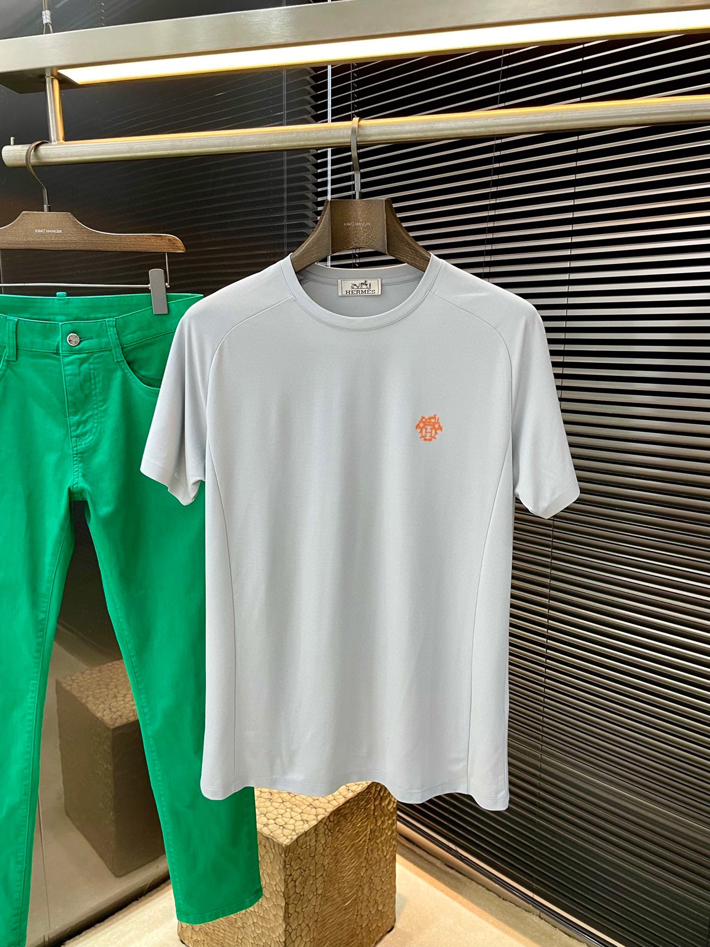 NO:509802,P HERMES series VIP high-end customization 2025 spring and summer new short-sleeved style versatile styles anyone can easily control. Fully customized fabrics, high-quality viscose fabrics. The fabric feels soft and the upper body is comfortable and soft. The simple style is very classy, ​​simple and unique, fashionable, the style is very exquisite, showing the aura, and will highlight the exquisiteness of business men!  Size M-3XL, hermes, hermes, T-shirt, alexander wang19860909P  HERMES（爱马仕）系列 VIP高级定制 2025春夏季新款短袖 百搭款式 任何人都可以轻松驾驭 面料全订制 高定一等品粘纤面料 面料手感柔软,上身舒适柔软 简约的款式非常显档次,简约个性时尚,版型剪裁非常精致,显气场,又会凸显商务男士的精致！尺码 M-3XL,,hermes,hermes,T-shirt,alexander wang,Men's clothing