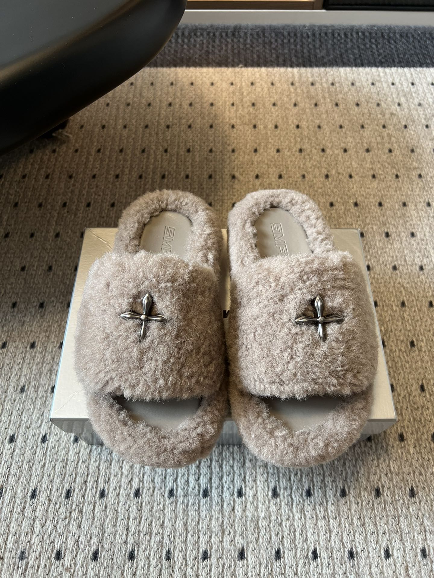 NO:447867,SMFK 25SS thick-soled bread slippers are all wearing it. After cleverly incorporating brand elements, it is fashionable and versatile, and it is loved by hot girls. It is perfectly released and is really very attractive. The more you look at it, the more you like it!  The gospel of short babies directly extends the body proportions!  !  The shoe body is soft and comfortable, the sole is wear-resistant and non-slip - and every color is very versatile. It is really suitable for this spring and summer. Fabric wool, inner cowhide, original molded and sole, Size35-40 (40 customized, no return or exchange), fur shoes, slippers, cowhide19860909SMFK 25SS厚底面包拖鞋 各大网红博主都在穿它,巧妙纳入品牌元素后时尚百搭、辣妹至爱,被完美释放爆真的是很耐看越看越喜欢！矮个子宝宝的福音直接拉长身材比例！！ 鞋身柔软舒适,鞋底耐磨防滑-而且每个颜色都非常百搭.真的太适合这个春夏  面料羊毛 内里牛皮 大底原版开模大底 Size35-40（40订做不退换）,毛毛鞋,slippers,cowhide,Women's Shoes