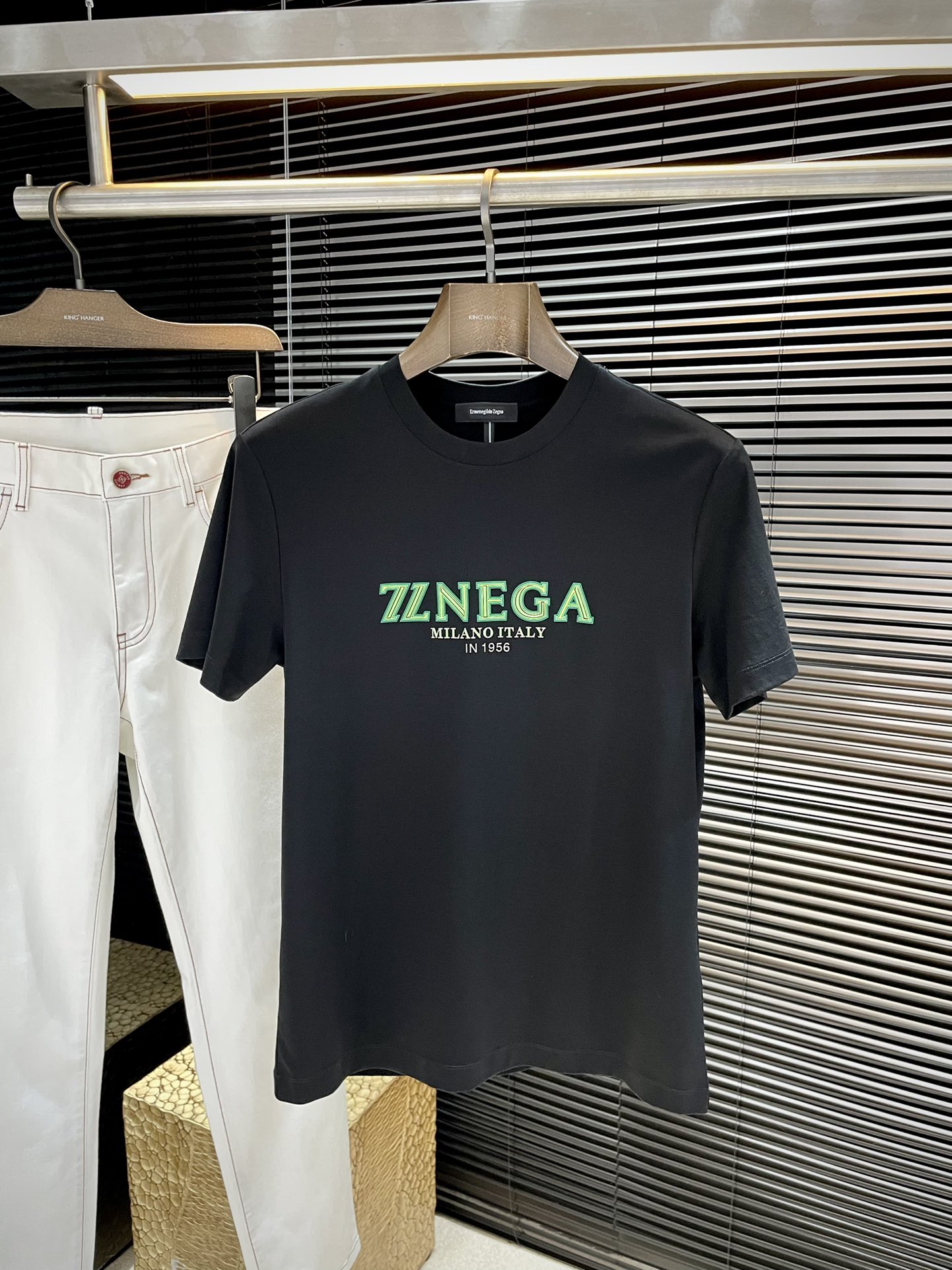 NO:509804,P Z Zegna- (Jegna) series VIP high-end customization 2025 spring and summer new short-sleeved style versatile styles anyone can easily control. Fully customized fabrics, high-quality double-sided silk soft cotton fabric. The fabric feels soft and the upper body is comfortable and soft. The simple style is very classy, ​​simple and unique, and the style is very exquisite. The cut is very exquisite, showing the aura, and it will highlight the exquisiteness of business men!  Size M-3XL, zegna, T-shirt, alexander wang19860909P  Z Zegna-（杰尼亚）系列 VIP高级定制 2025春夏季新款短袖 百搭款式 任何人都可以轻松驾驭 面料全订制 高定一等品双面丝柔棉面料 面料手感柔软,上身舒适柔软 简约的款式非常显档次,简约个性时尚,版型剪裁非常精致,显气场,又会凸显商务男士的精致！尺码 M-3XL,,zegna,T-shirt,alexander wang,Men's clothing