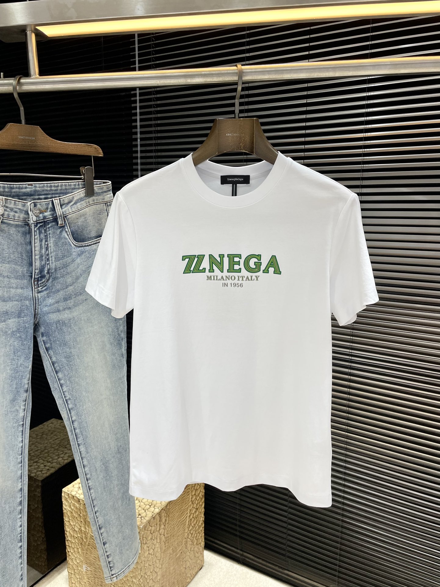 NO:509206,P Z Zegna- (Jegna) series VIP high-end customization 2025 spring and summer new short-sleeved style versatile styles anyone can easily control. Fully customized fabrics, high-quality double-sided silk soft cotton fabric. The fabric feels soft and the upper body is comfortable and soft. The simple style is very classy, ​​simple and unique, and the style is very exquisite. The cut is very exquisite, showing the aura, and it will highlight the exquisiteness of business men!  Size M-3XL, zegna, T-shirt, alexander wang19860909P  Z Zegna-（杰尼亚）系列 VIP高级定制 2025春夏季新款短袖 百搭款式 任何人都可以轻松驾驭 面料全订制 高定一等品双面丝柔棉面料 面料手感柔软,上身舒适柔软 简约的款式非常显档次,简约个性时尚,版型剪裁非常精致,显气场,又会凸显商务男士的精致！尺码 M-3XL,,zegna,T-shirt,alexander wang,Men's clothing