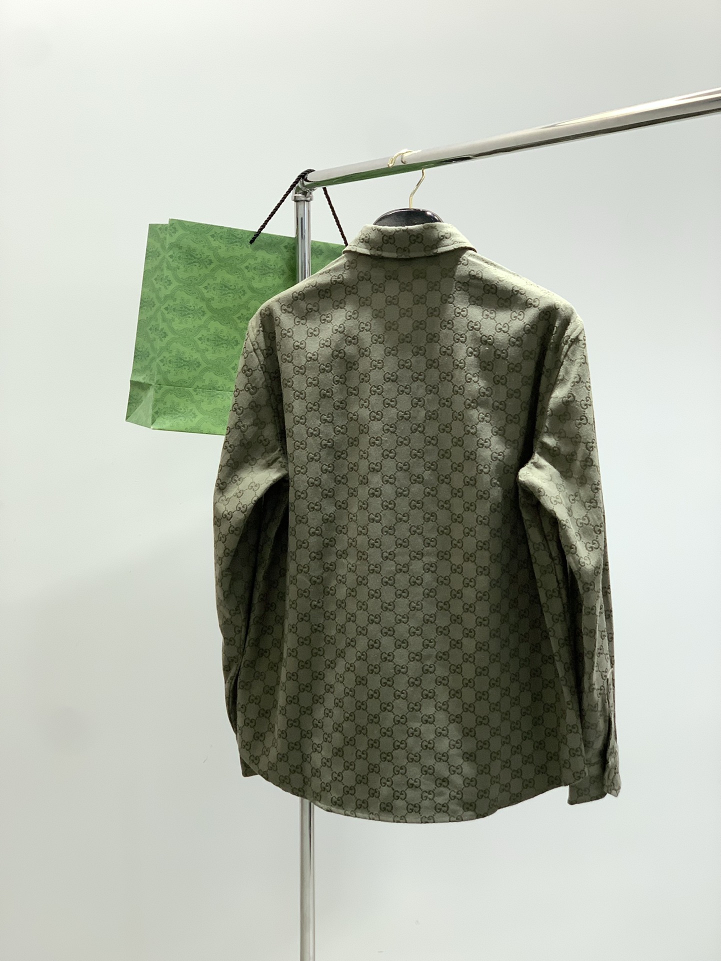 “Autumn 2025 Fashion: Gucci Clothing Collection with Synchronized Cabinets and Special Features” - 图片 2