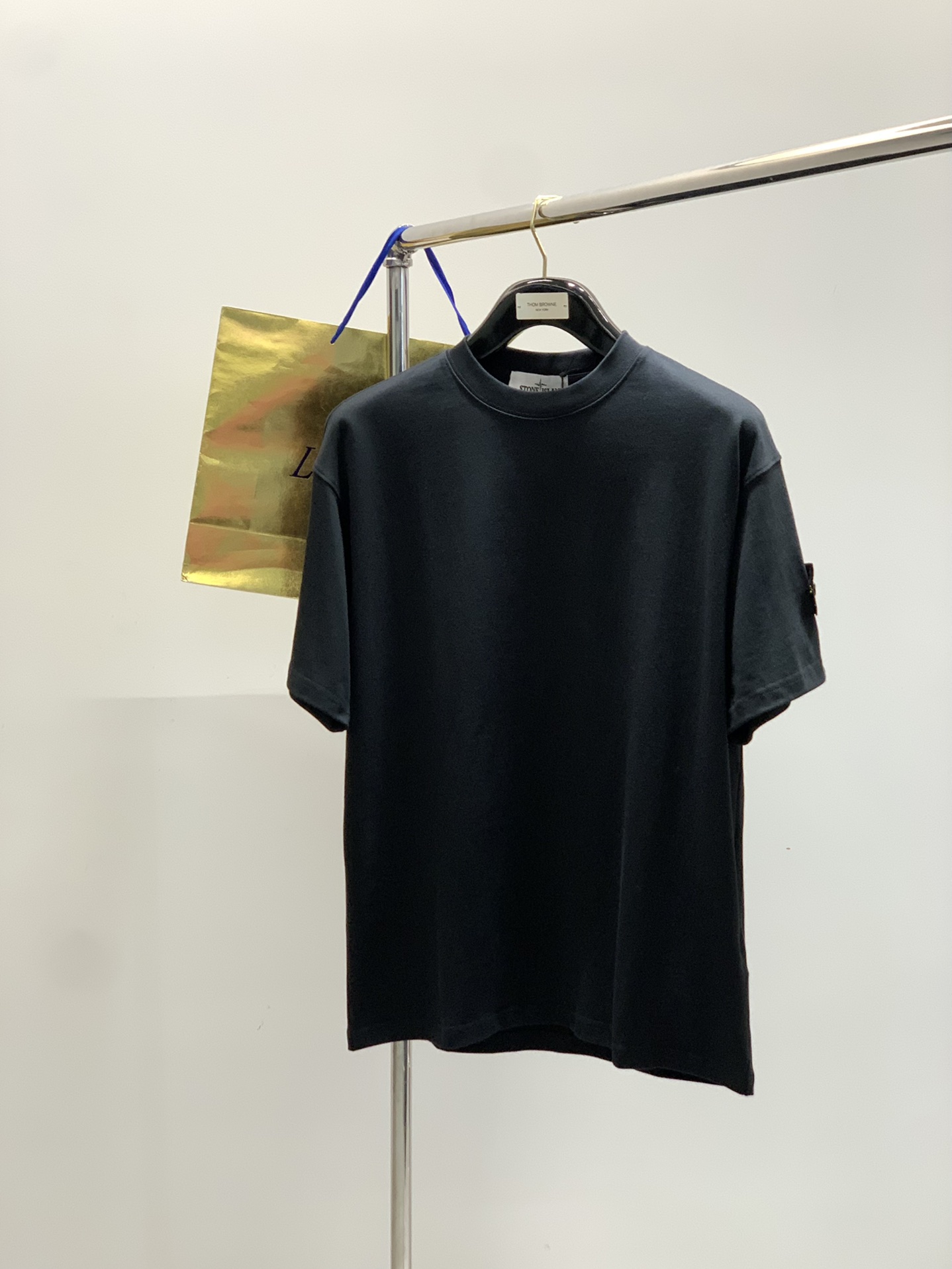 Cotton Shorts with Wide Shoulders and Brass Details in Multiple Sizes – Rock Island Collection - 图片 1