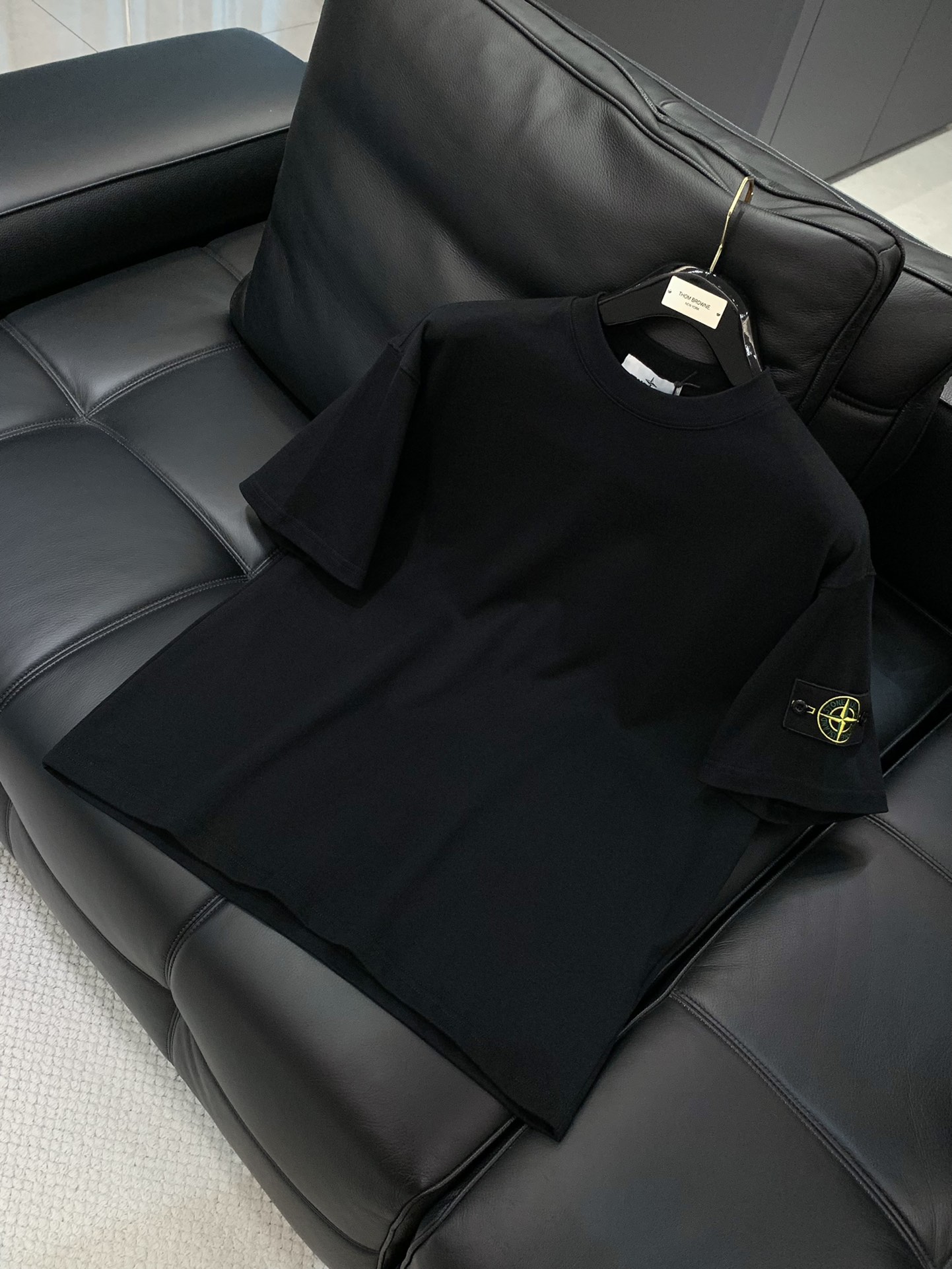 Cotton Shorts with Wide Shoulders and Brass Details in Multiple Sizes – Rock Island Collection - 图片 3