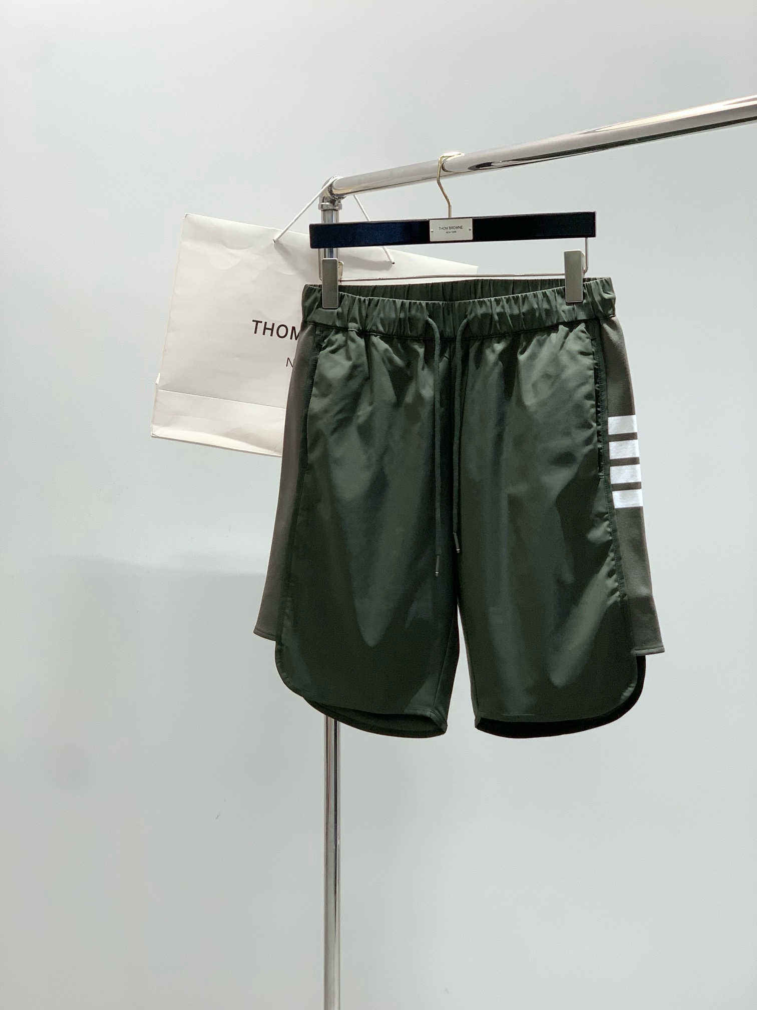 “Thom Browne Green Beach Pants: Export-Oriented, Customized Fabrics, European Style, Size 46-58”
