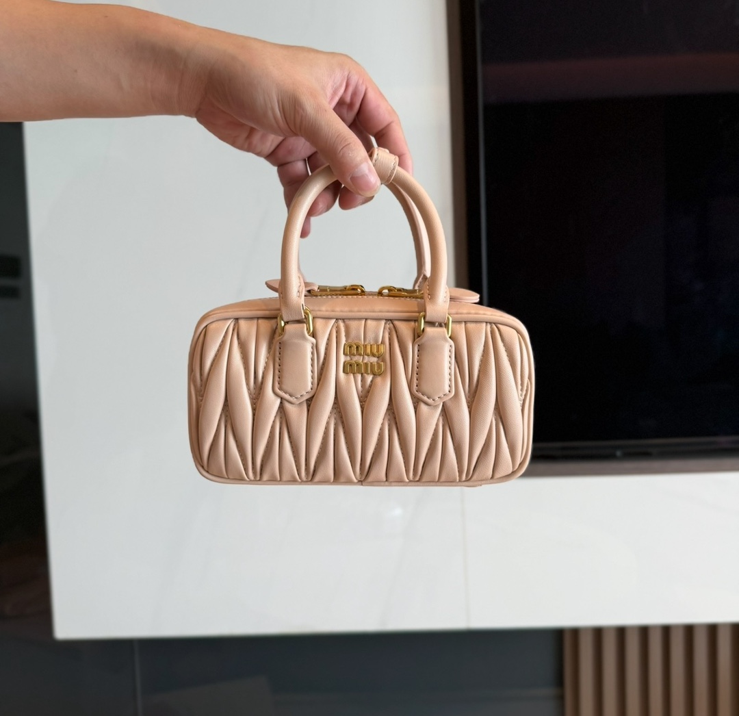 P700 miumi* bolso cuadrado vintage de textura de piel de cordero | El diseño limpio y ordenado resalta la funcionalidad…