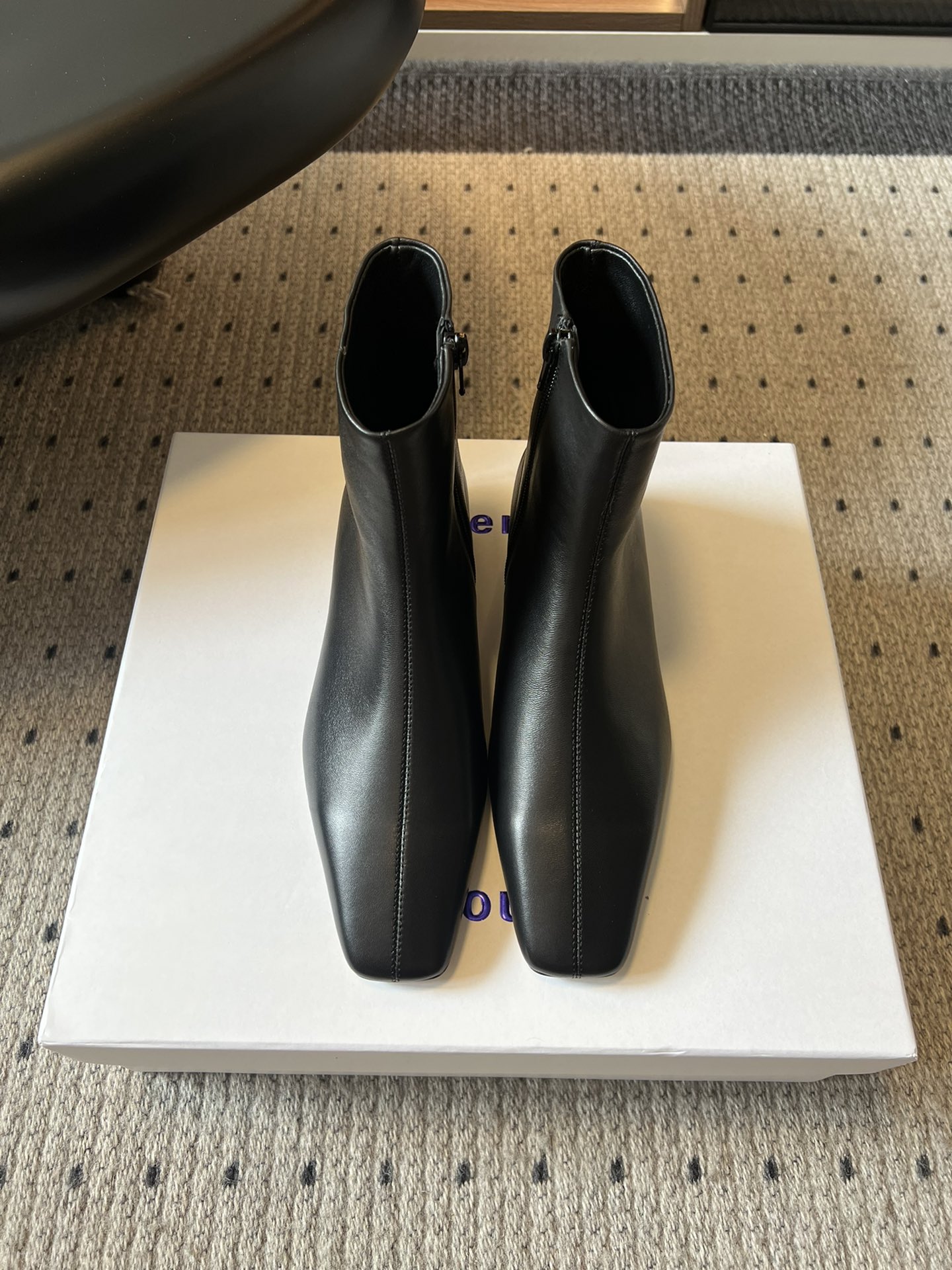 NO:465780,PROENZA SCHOULE* 25SS new fashion boots are controlled by PROENZA SCHOULER's set of short boots!  Suede texture is high-end and soft, and the unique shoe shape comes with fashionable genes. When you put it there, the atmosphere of the fashion magazine is directly full. When you wear it, you will definitely slay the whole audience~ The overall line is smooth and three-dimensional, the leather is smooth and soft, and the square head design is more retro. Upper sheepskin inner sheepskin outsole leather outsole size35-40 (40 custom made without return and exchange), boots, boots, sheepskin, chamois leather, Leather soles19860909PROENZA SCHOULE* 25SS 新品时尚短靴 被PROENZA SCHOULER这组短靴拿捏了！麂皮质感高级又软糯,独特鞋型自带时髦基因,往那儿一摆,时尚杂志氛围感直接拉满,穿去炸街绝对slay全场～ 整体线条流畅立体,皮质光滑柔软以质感丰富细腻的真皮打造而成,方头设计更显复古气 息. 鞋面羊皮 内里羊皮 大底真皮大底 size35-40（40定制不退换）,靴子,boots,sheepskin,chamois leather,Leather soles,Women's Shoes