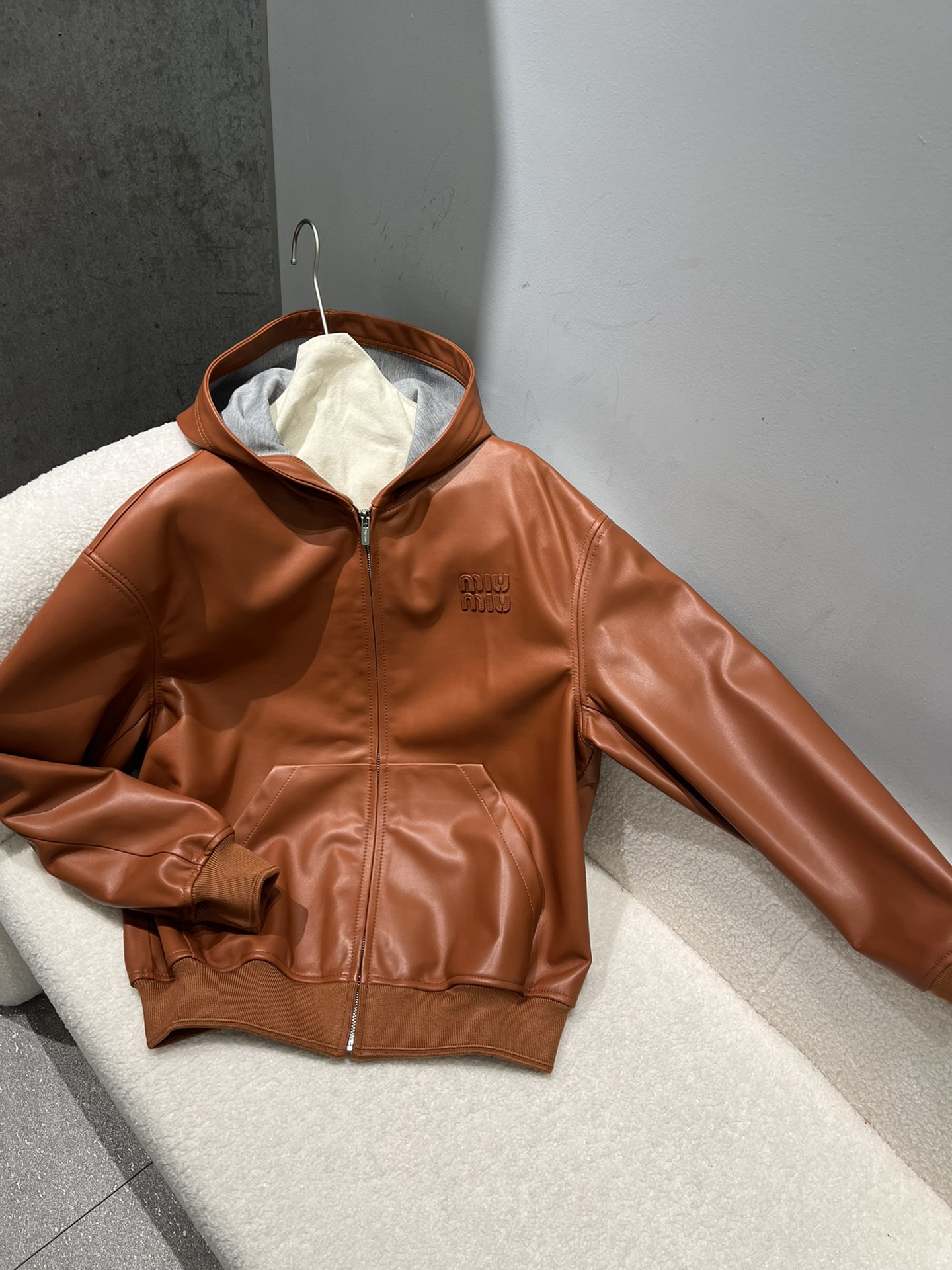 NO:777532,, miumiu sheepskin hooded leather jacket, loose fit. The letters are oiled with the edges of the counter, very three-dimensional. Size S-19860909,miumiu羊皮连帽皮衣,宽松版型.字母做了油边同专柜,非常立体 尺寸S- Xl码,宽松大版型,无里布工艺,缪缪-服装,miumiu,leather jacket,sheepskin,hats,,Women's clothing