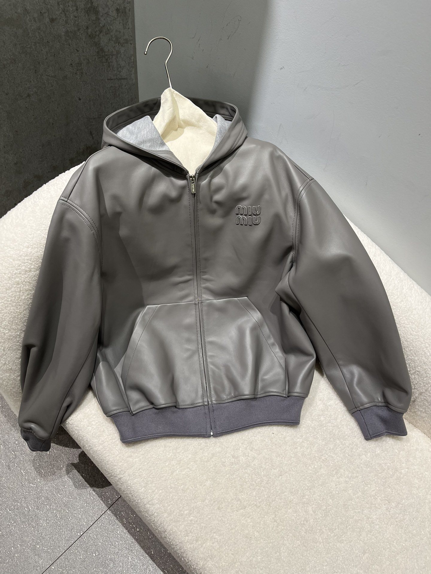 NO:777536,,miumiu sheepskin hooded leather jacket, loose fit. The letters are oiled and edged like the counter, very three-dimensional. Size S-XL,Miumiu-clothing,miumiu,leather jacket,sheepskin,hats,19860909,miumiu羊皮连帽皮衣,宽松版型.字母做了油边同专柜,非常立体 尺寸S- Xl码,缪缪-服装,miumiu,leather jacket,sheepskin,hats,,Women's clothing