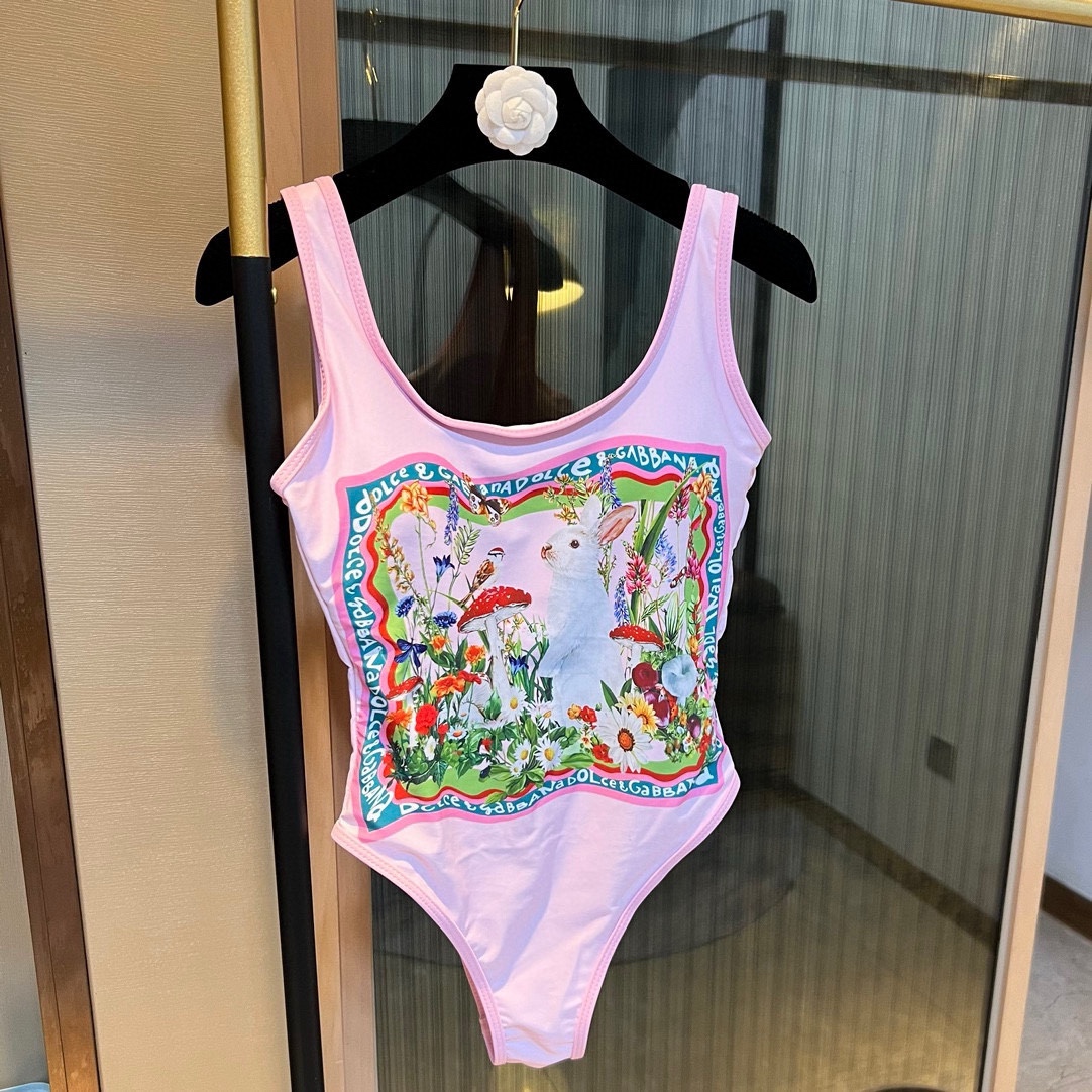 NO:376934,DG's new one-piece swimsuit, which slimmes your waist and makes your legs look longer!  Very nice You can usually wear jeans and shorts as a onesie!  Swimsuits, swimsuits, swimsuits, swimsuits, bikinis, shorts, jeans, swimsuits, bikinis19860909DG新款连体泳衣,收腰显瘦显腿长！超nice 平时可以配牛仔裤、短裤当连体衣穿！泳衣泳裤比基尼,泳衣，泳裤，比基尼,shorts,jeans,swimsuits,bikinis,accessory