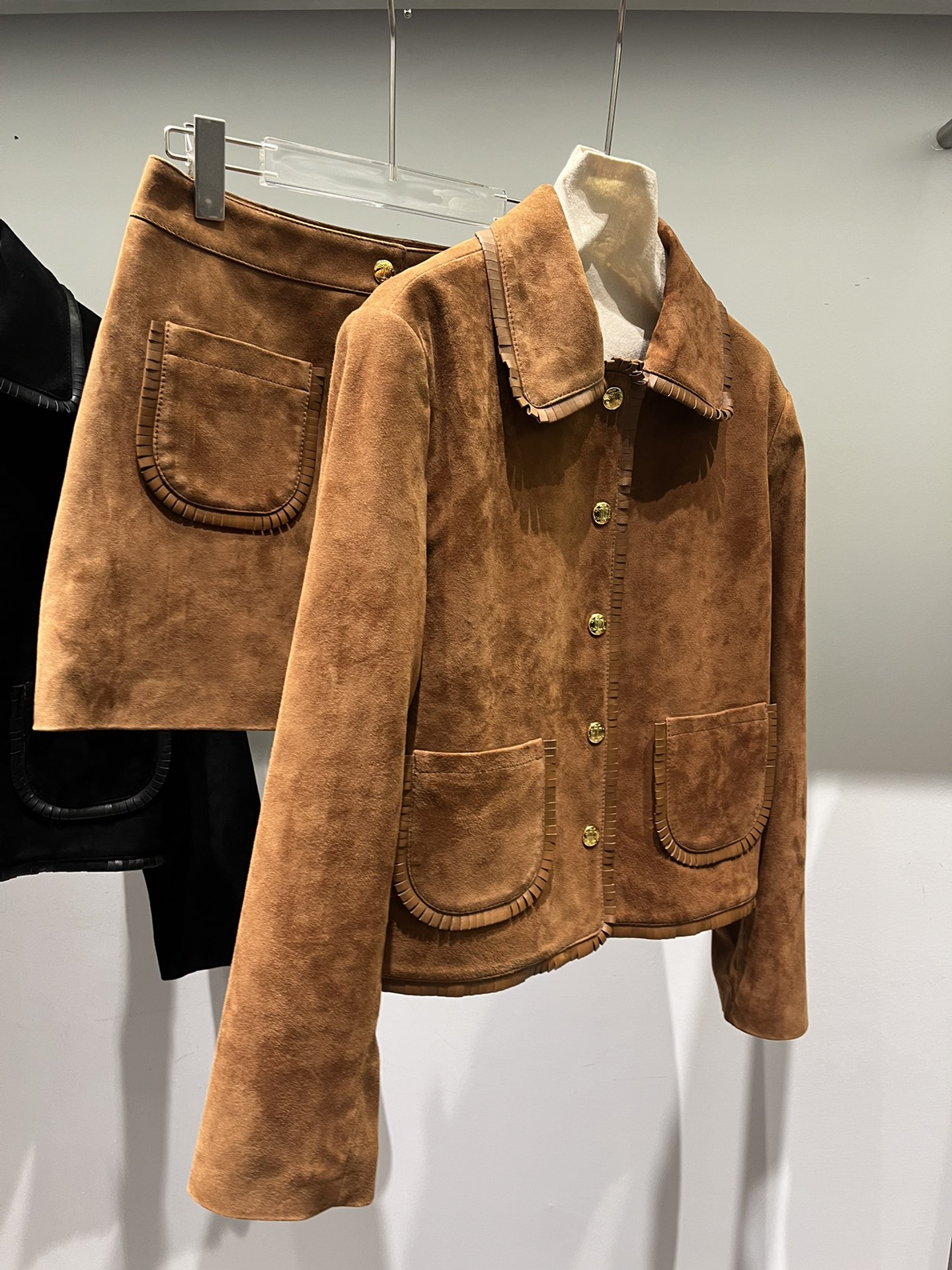NO:873743,Colored coats can be made in other colors, skirt color 520/black 470. Celine sheepskin suede suit, slim fit. The collar is also sheepskin, original buttons and lining, very delicate. Celine - clothing, celine, celine, skirts, jackets & coats, sheepskin,19860909其他颜色可做彩色外套,裙子彩色520/黑色470.Celine羊皮绒面套装,修身版型 领子一圈也是羊皮,原版纽扣和里布,非常精致.,赛琳-服装,celine,celine,skirts,jackets & coats,sheepskin,,Women's clothing