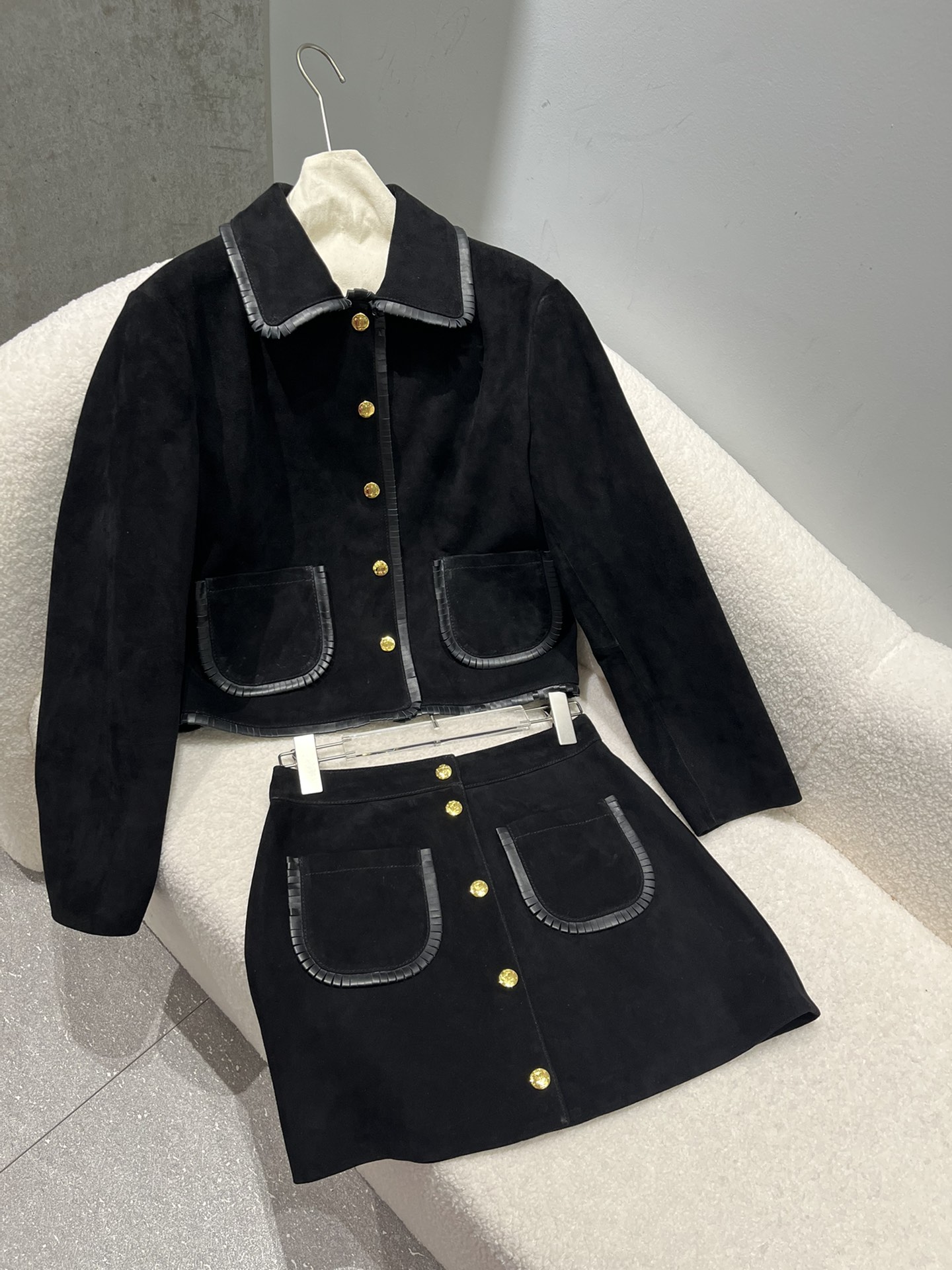NO:873666,Colored coats can be made in other colors, skirt color 520/black 470. Celine sheepskin suede suit, slim fit. The collar is also sheepskin, original buttons and lining, very delicate. Size S-19860909其他颜色可做彩色外套,裙子彩色520/黑色470.Celine羊皮绒面套装,修身版型 领子一圈也是羊皮,原版纽扣和里布,非常精致. 尺寸S- Xxl,短款修身版,赛琳-服装,celine,celine,skirts,jackets & coats,sheepskin,,Women's clothing