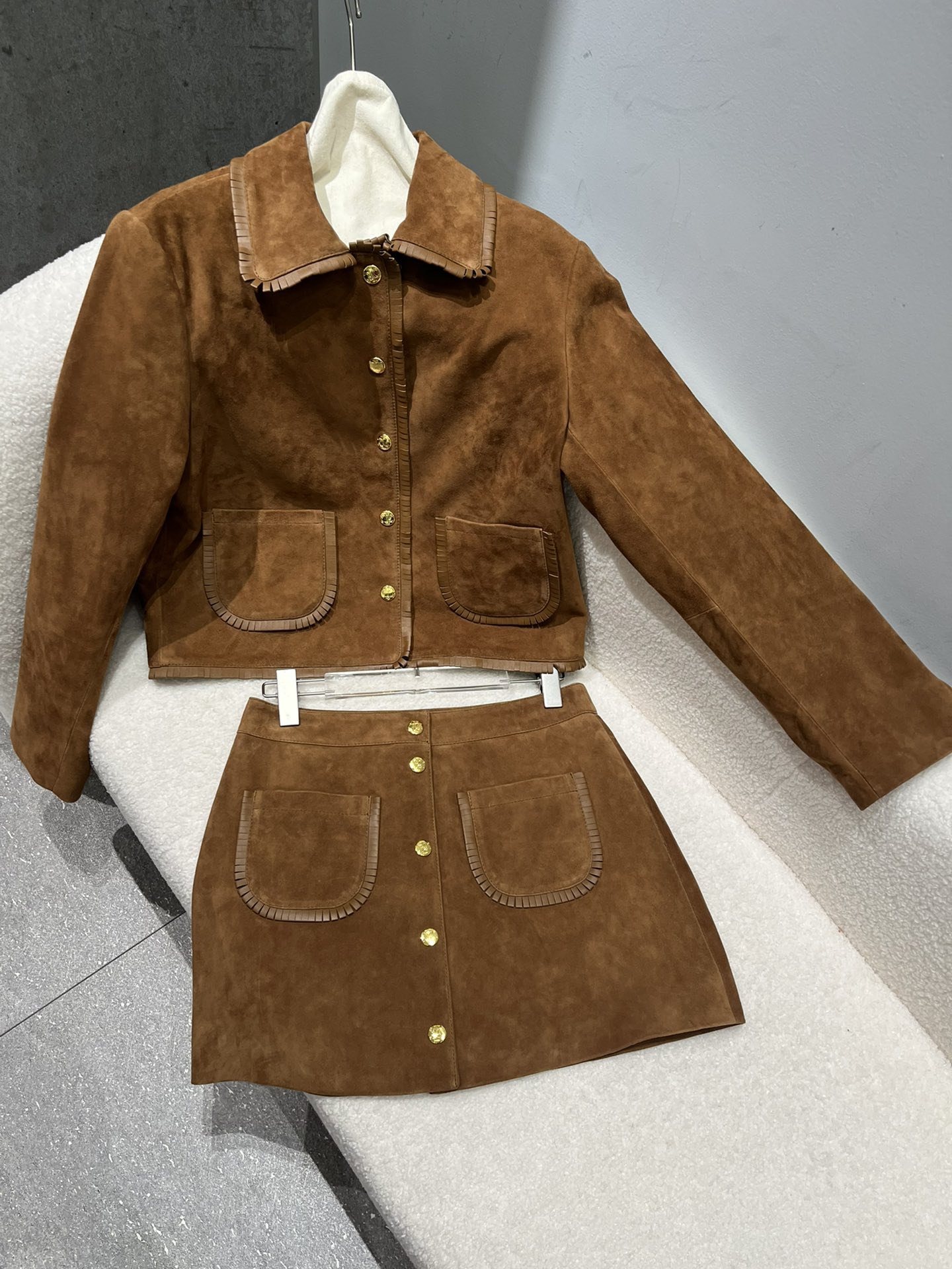 NO:873677,Colored coats can be made in other colors, skirt color 520/black 470. Celine sheepskin suede suit, slim fit. The collar is also sheepskin, original buttons and lining, very delicate. Can be purchased separately, Celine-clothing, celine, celine, skirts, jackets & coats, sheepskin,19860909其他颜色可做彩色外套,裙子彩色520/黑色470.Celine羊皮绒面套装,修身版型 领子一圈也是羊皮,原版纽扣和里布,非常精致. 可以分开购买,赛琳-服装,celine,celine,skirts,jackets & coats,sheepskin,,Women's clothing