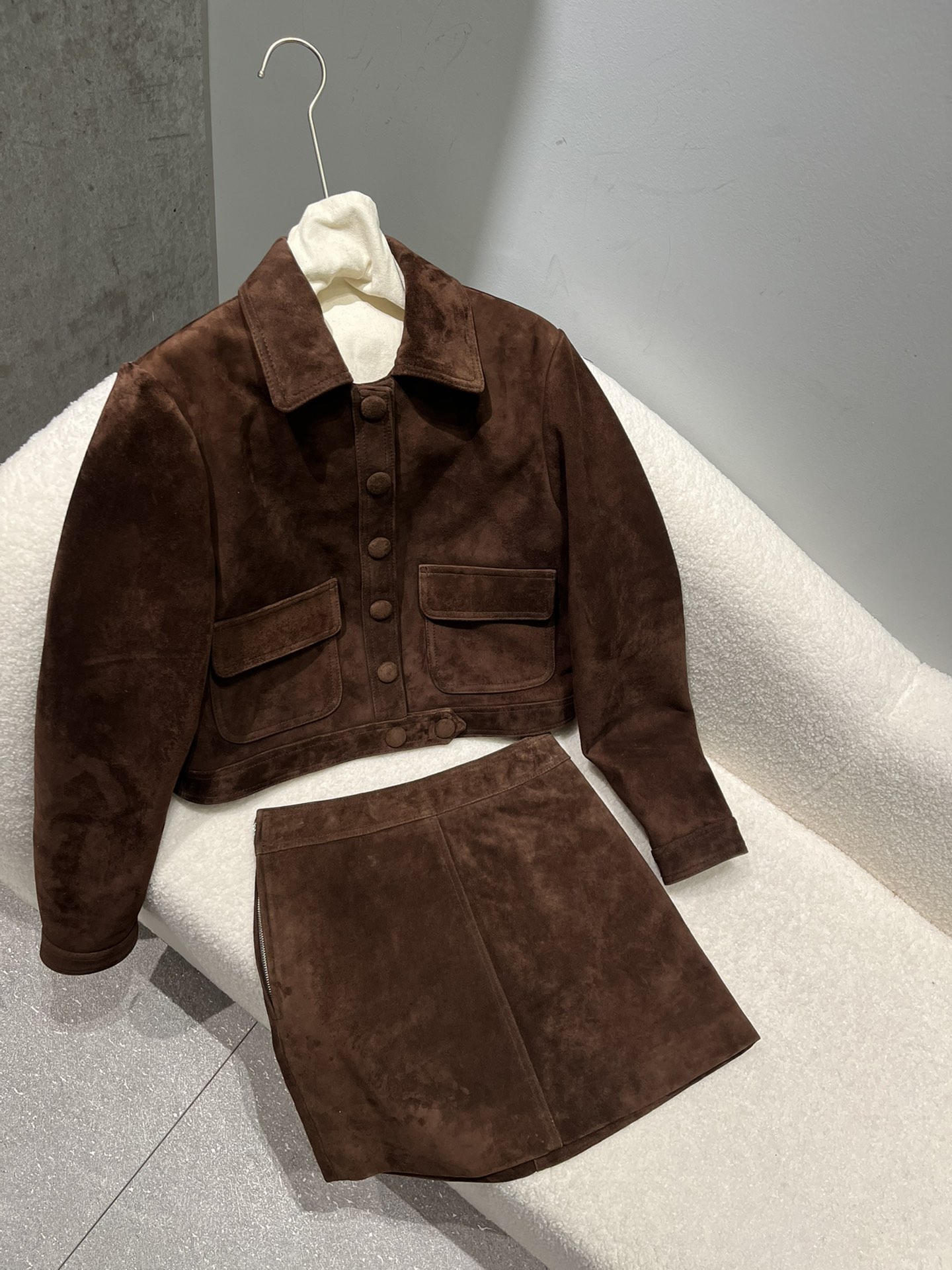 NO:873688,Other colors can be used to make colored coats, skirt color 520/black 470. Celine sheepskin suede suit, slim fit. The collar is also sheepskin, original buttons and lining, very delicate. Size S-19860909其他颜色可做彩色外套,裙子彩色520/黑色470.Celine羊皮绒面套装,修身版型 领子一圈也是羊皮,原版纽扣和里布,非常精致. 尺寸S- Xl码,修身短款,赛琳-服装,celine,celine,skirts,jackets & coats,sheepskin,,Women's clothing