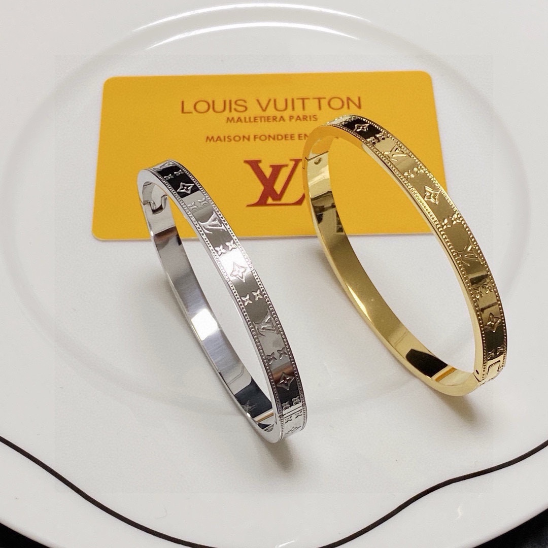 NO:383273,New LV Louis Vuitton series engraved bracelets for men and women, neutral style!  Top craftsmanship CNC cutting Imported engraving machine engraving, heavy industry creation, fried chicken with high-end texture, super good quality Lv bracelet, jewelry boutique, louis vuitton, louis vuitton, bracelet19860909新款 LV路易威登系列雕刻手镯 男女可戴 中性款！顶级工艺 cnc切割 进口雕刻机雕刻 重工打造 炒鸡质感高档质感超级好的一款Lv手镯,饰品精品,louis vuitton,louis vuitton,bracelet,Jewelry