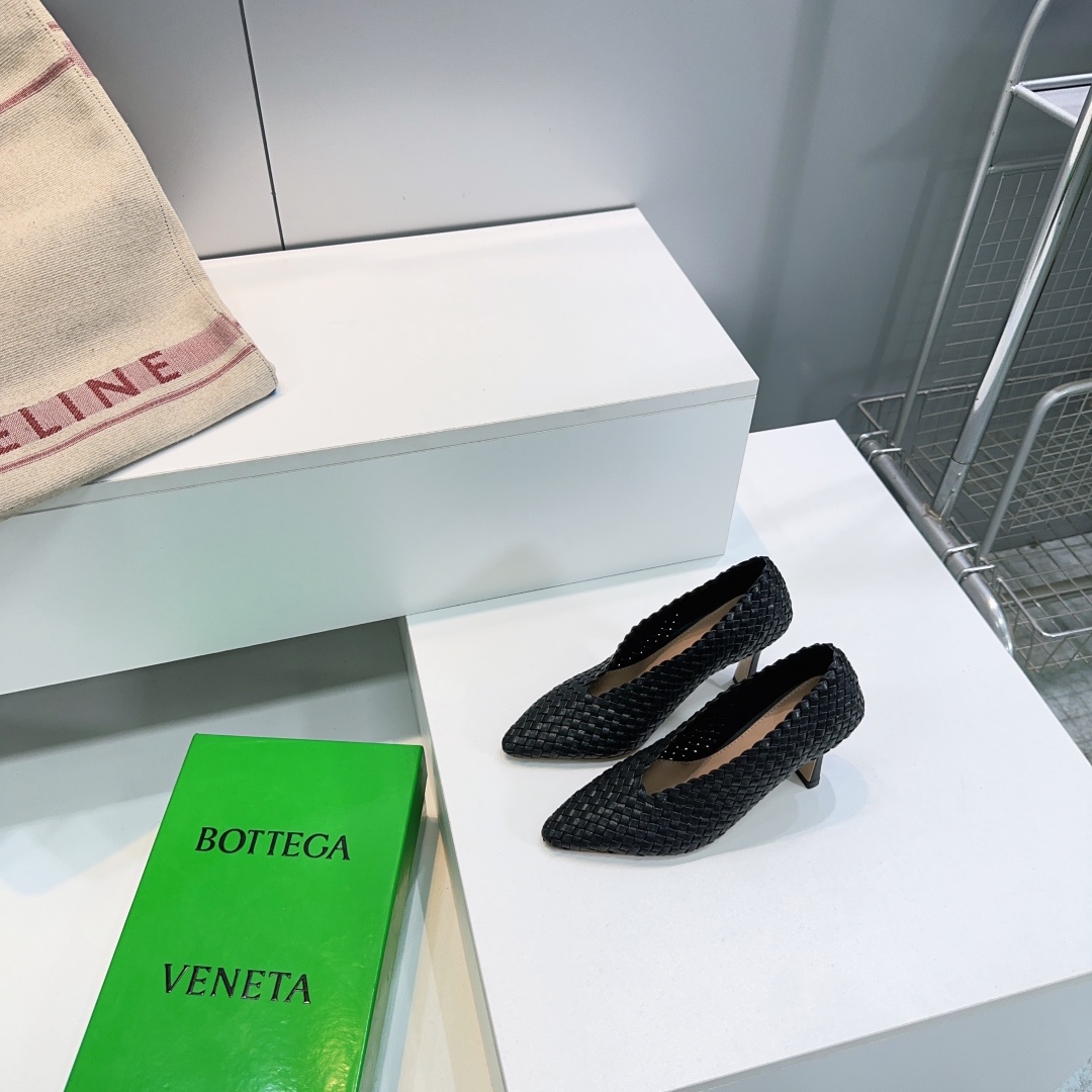 Bottega Veneta’s High Quality Spring/Summer 2025 Shoes: Hand-Woven Leather, Italian Craftsmanship