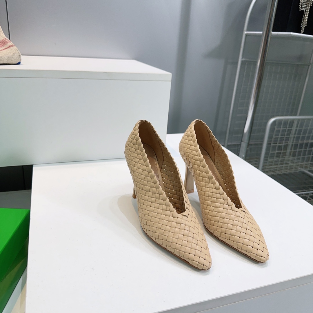Bottega Veneta’s High-Quality Leather Sandals for 2025 Spring and Summer - 图片 3