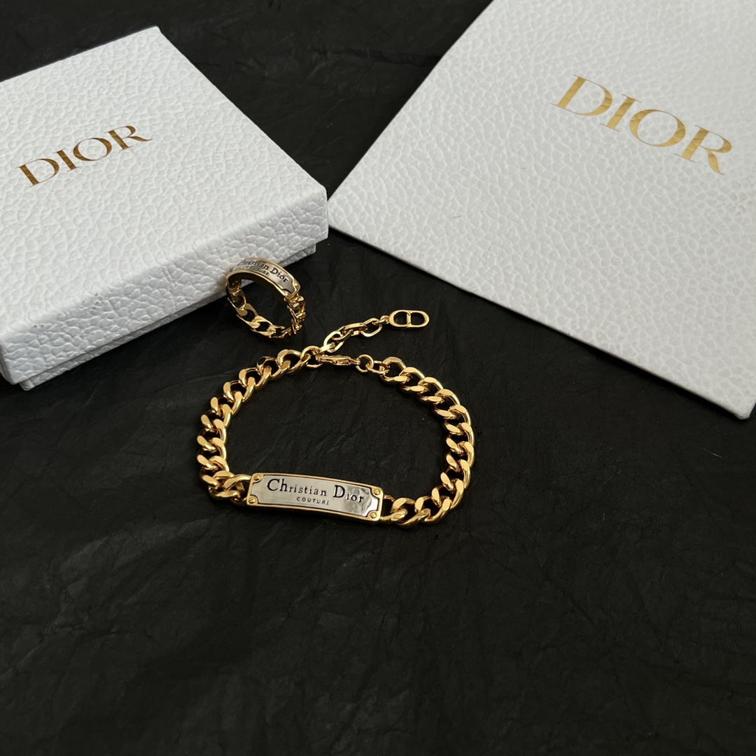 【】👑Dior 迪奥  中古 戒指 专柜一致上新 精选原版一致 黄铜材质 甜美气质高雅。
码数：6、7、