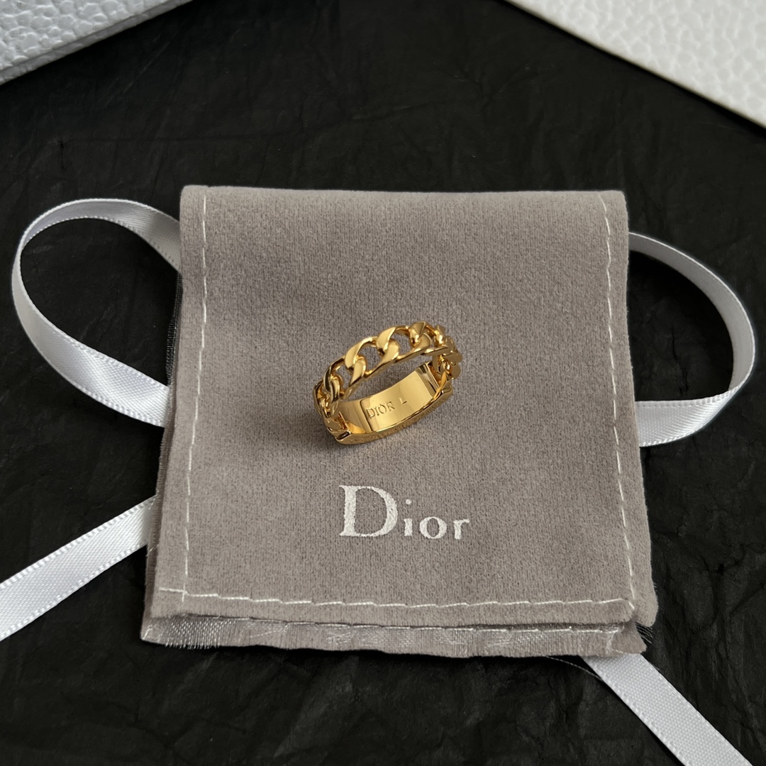 【】👑Dior 迪奥  中古 戒指 专柜一致上新 精选原版一致 黄铜材质 甜美气质高雅。
码数：6、7、