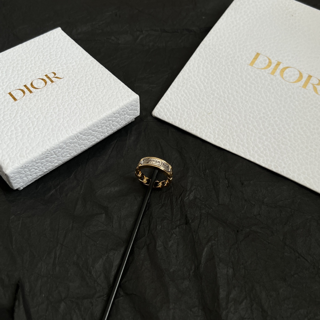 【】👑Dior 迪奥  中古 戒指 专柜一致上新 精选原版一致 黄铜材质 甜美气质高雅。
码数：6、7、