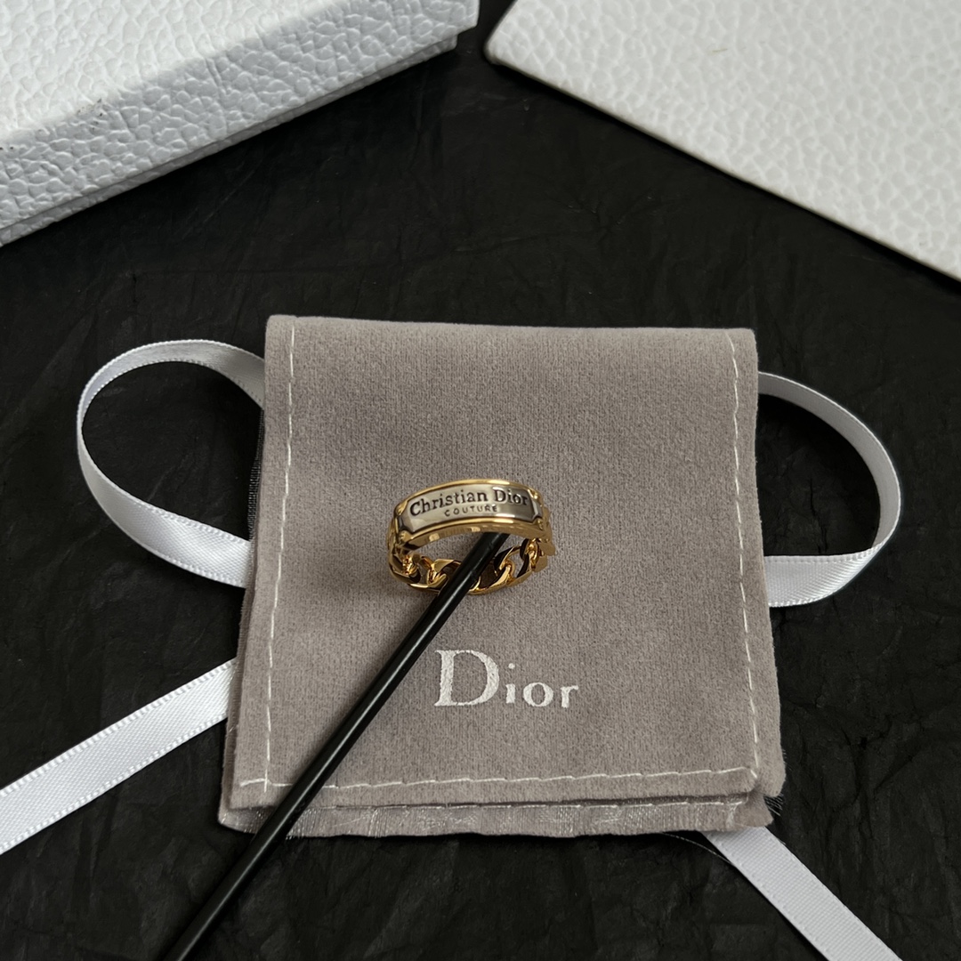【】👑Dior 迪奥  中古 戒指 专柜一致上新 精选原版一致 黄铜材质 甜美气质高雅。
码数：6、7、