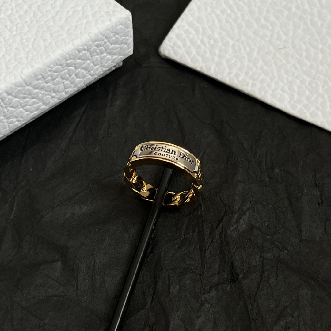【】👑Dior 迪奥  中古 戒指 专柜一致上新 精选原版一致 黄铜材质 甜美气质高雅。
码数：6、7、