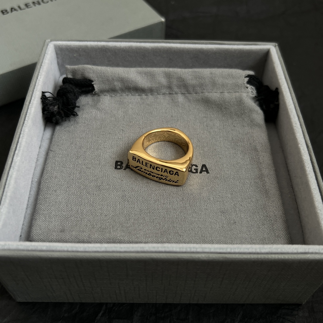 【】 新款 巴黎世家 Balenciaga 戒指  简单大方 大牌金质感饱满 ，搭配衣服超好看 ！ 
码