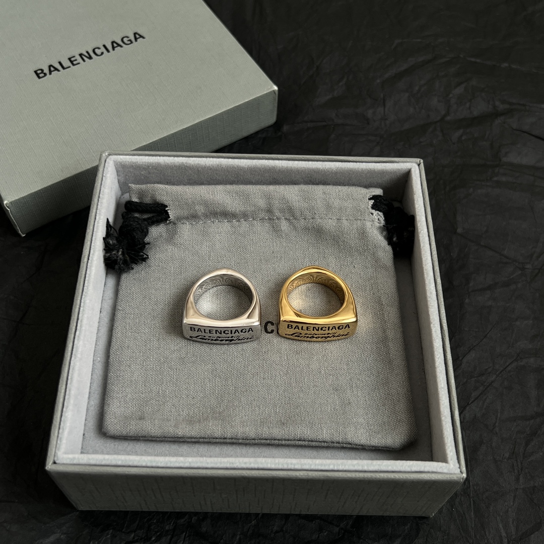 【】 新款 巴黎世家 Balenciaga 戒指  简单大方 大牌金质感饱满 ，搭配衣服超好看 ！ 
码