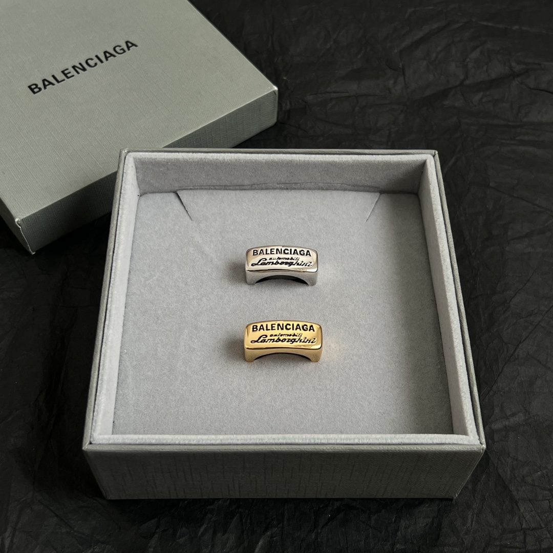 【】 新款 巴黎世家 Balenciaga 戒指  简单大方 大牌金质感饱满 ，搭配衣服超好看 ！ 
码