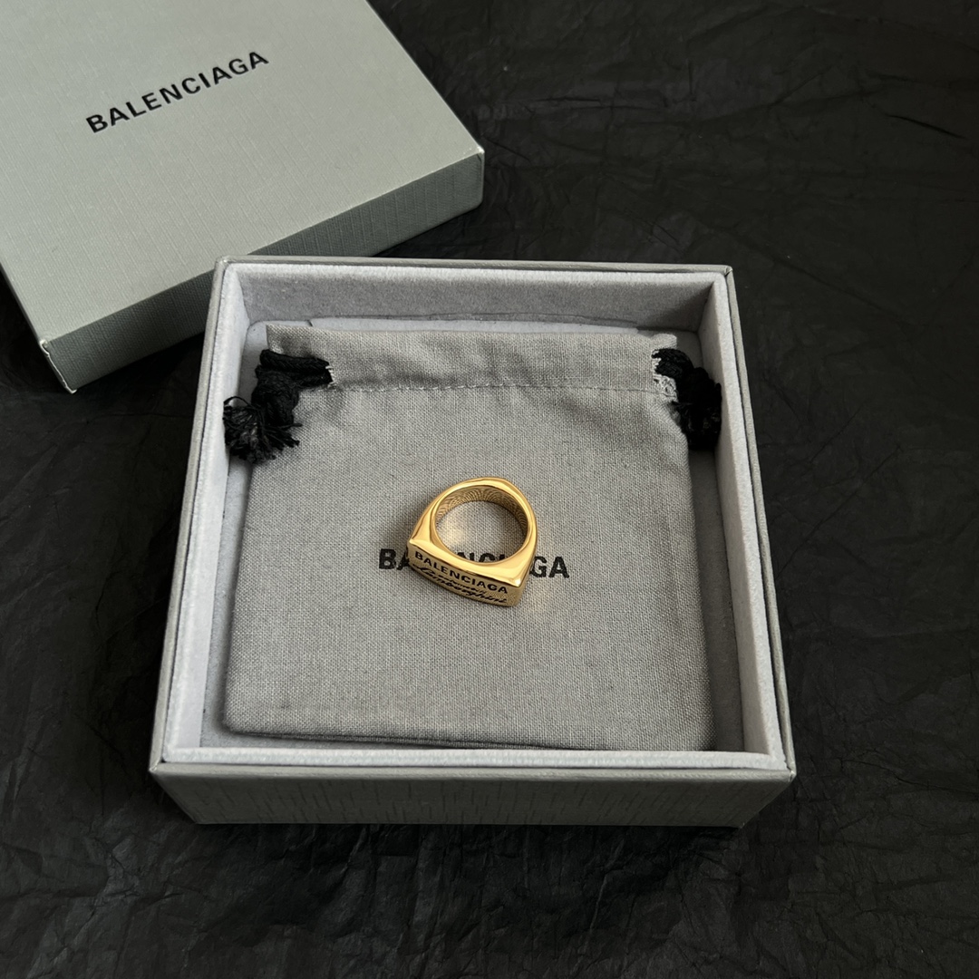 【】 新款 巴黎世家 Balenciaga 戒指  简单大方 大牌金质感饱满 ，搭配衣服超好看 ！ 
码