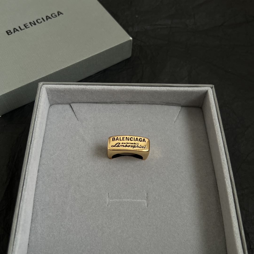 【】 新款 巴黎世家 Balenciaga 戒指  简单大方 大牌金质感饱满 ，搭配衣服超好看 ！ 
码