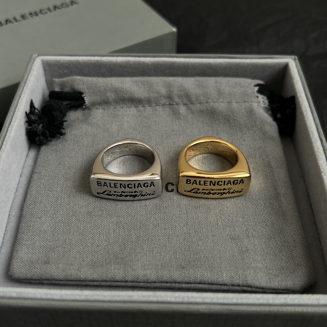 【】 新款 巴黎世家 Balenciaga 戒指  简单大方 大牌金质感饱满 ，搭配衣服超好看 ！ 
码