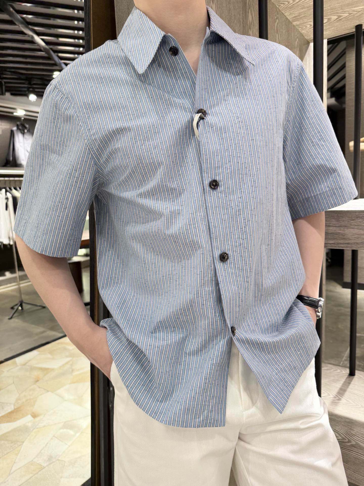 NO:483759,Zenia-2025 spring and summer blue and white striped short-sleeved shirt with a refreshing and relaxing tip collar design adds a bit of neatness, the wrinkles behind it hide little thoughts, and the fabric is even more unique. The blue part is composed of 79 cotton 18 linen 3 nylon, and the white part is composed of 65 polyester 35 adhesive, breathable and comfortable, loose style, suitable for various occasions, easy to wear with casual and fashionable S-XL (model 180/140 wear M, with Hong Kong Lane Crawford gift box packaging), zegna,shirts,T-shirt,alexander wang19860909杰尼亚-2025春夏蓝白条纹短袖衬衫,自带清爽松弛感尖领设计添几分利落,背后褶皱藏着小心思,面料更是别出心裁,蓝色部分由79棉18亚麻3锦纶组成,白色部分由65涤纶35黏胶组成,透气舒适,宽松版型,适配多种场合,轻松穿出随性时髦码数S-XL（模特180/140穿M,配香港连卡佛礼盒包装）,,zegna,shirts,T-shirt,alexander wang,Men's clothing